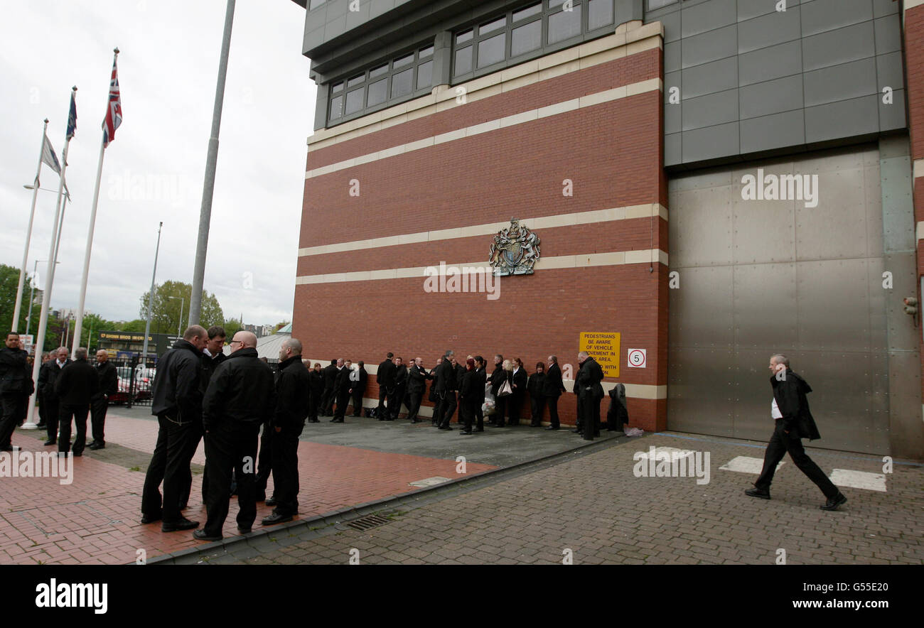 Gefängnismitarbeiter nehmen an einem Protest vor dem HMP Manchester Teil, da Beschäftigte des öffentlichen Sektors in einem Streit über Renten streiken. Stockfoto