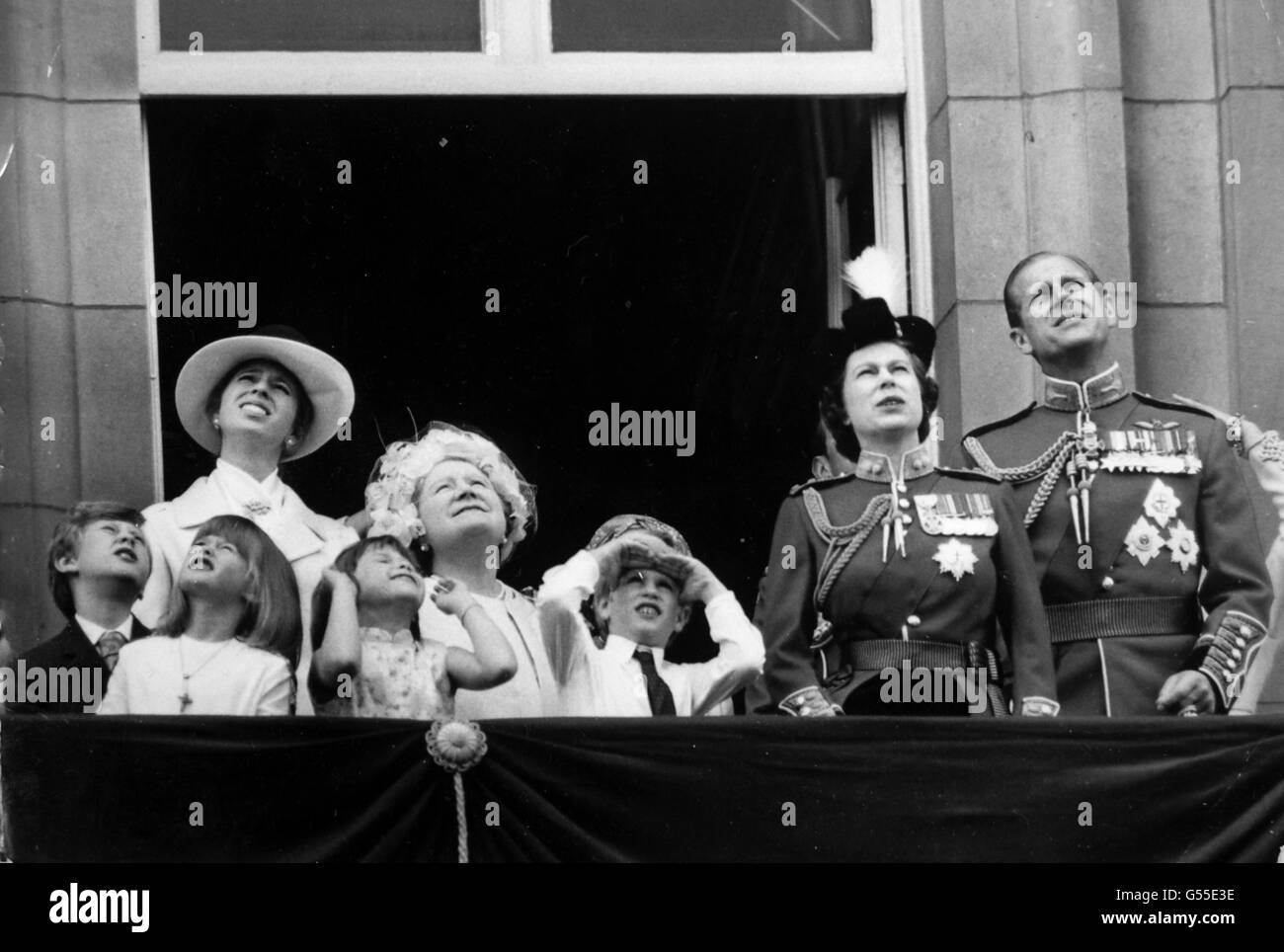 Königin Elizabeth II. Und Mitglieder der königlichen Familie auf dem Balkon des Buckingham Palace nach dem Trooping the Color. Von links nach rechts; der Earl of St Andrews, Lady Helen Windsor, Prinzessin Anne, Lady Sarah Armstrong-Jones, die Queen Mother, Prinz Edward, die Königin und der Herzog von Edinburgh. Stockfoto