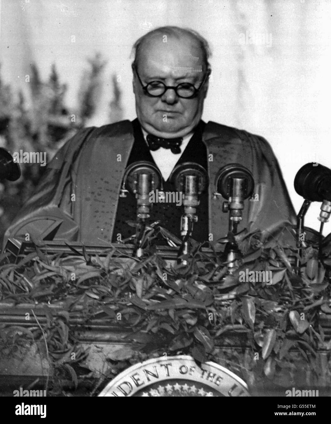 Winston Churchill, ehemaliger Premierminister von England, spricht am Westminster College in Fulton, Mo. Dies war die Rede, in der er den Ausdruck "der Eiserne Vorhang" verwendete, der sich auf die sowjetische Besetzung eines großen Teilen Osteuropas bezog. Stockfoto