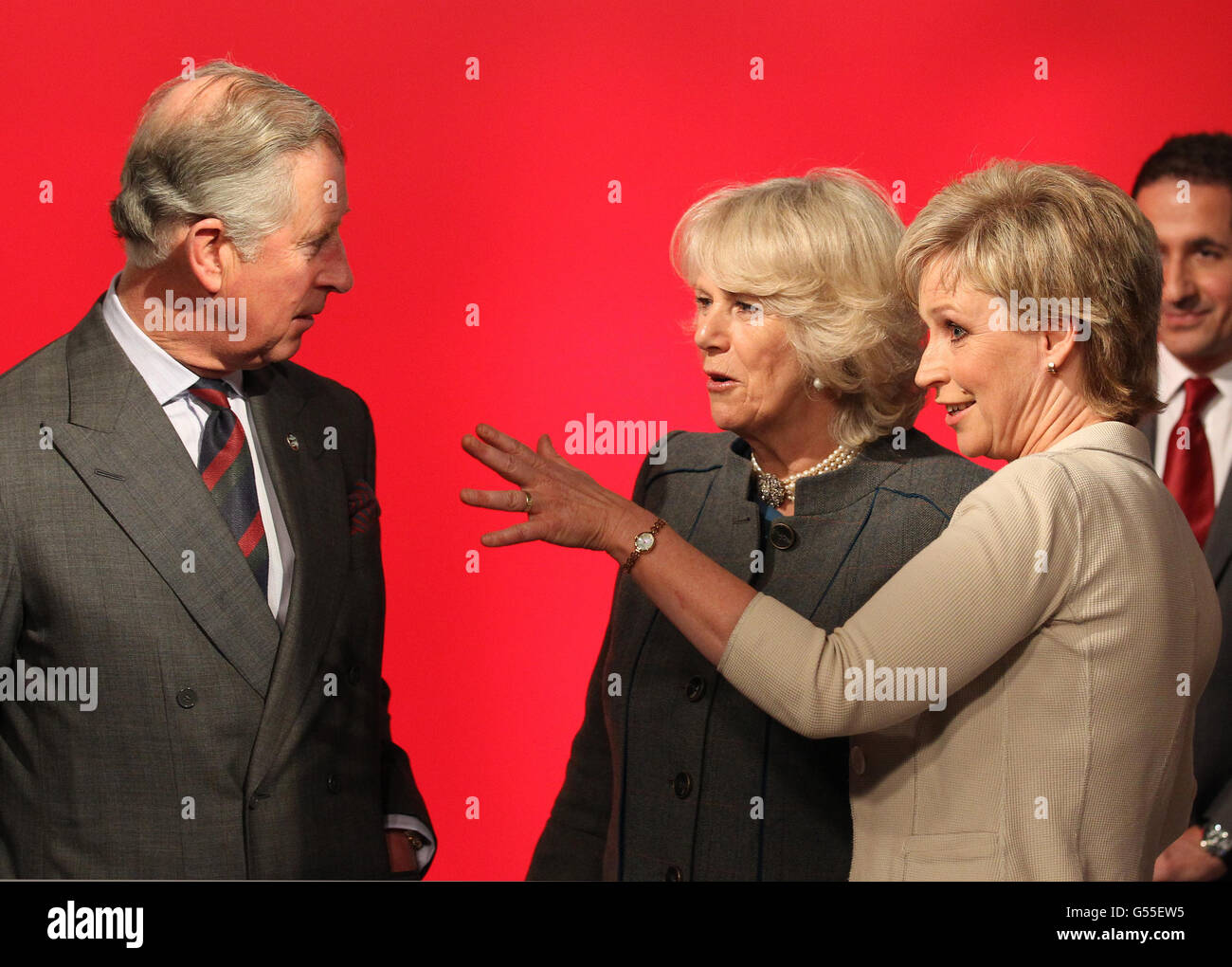 Der Prinz von Wales und die Herzogin von Cornwall werden gefragt, ob sie das Wetter im Six-O-Clock-Studio mit der Nachrichtensprecherin Sally Magnusson während einer Tour durch das BBC Scotland Headquarters in Glasgow lesen möchten. Stockfoto