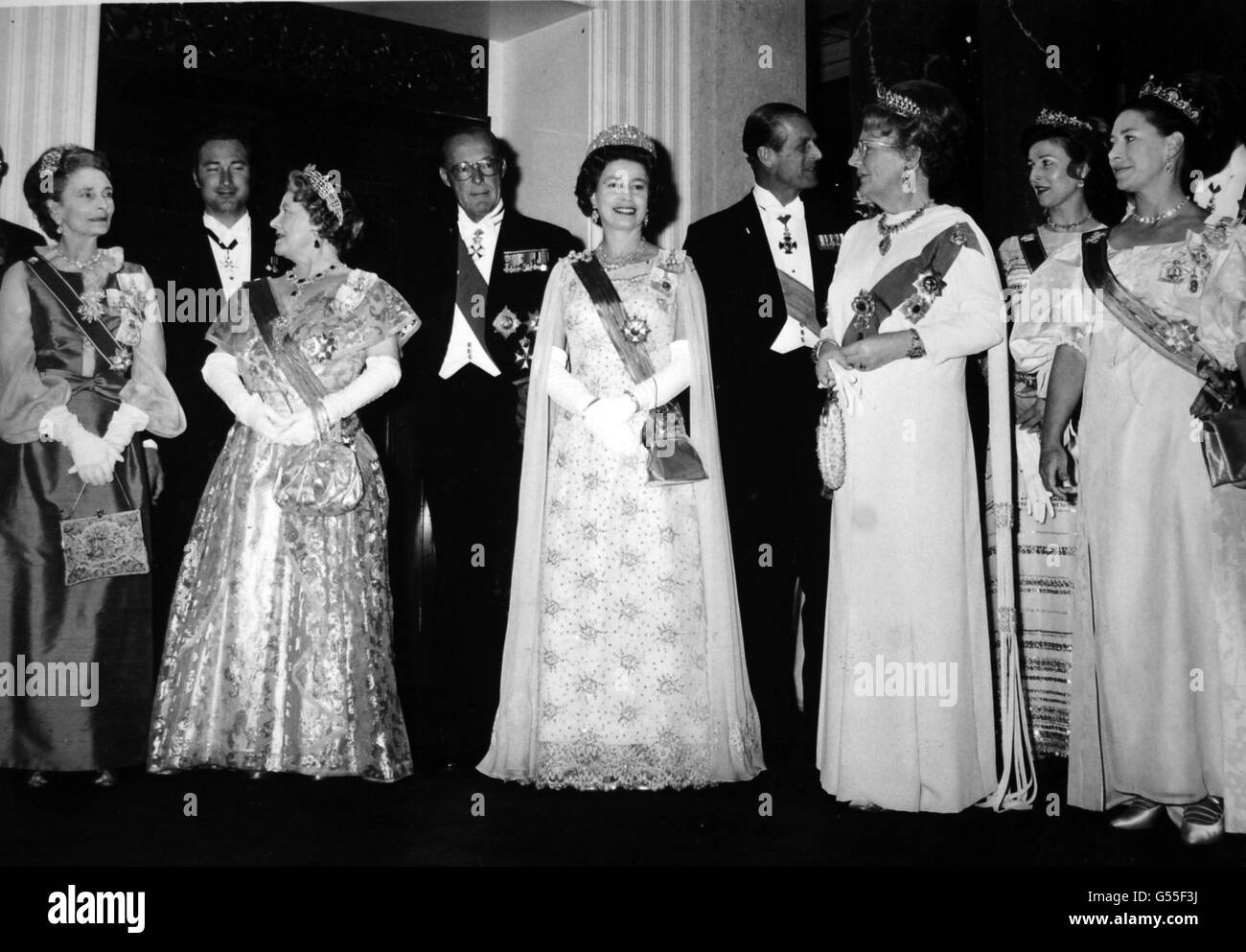 *eingescannte Low-Res aus Print, High-Res auf Anfrage* Königin Juliana und Prinz Bernhard der Niederlande mit britischen königlichen Gästen beim Bankett, das sie in der Carpenters' Hall in der Stadt für die Königin und den Herzog von Edinburgh gaben. Von links sind: Die Herzogin von Gloucester, Prinz Wilhelm von Gloucester, die Königin Mutter, Prinz Bernhard, Königin Elizabeth II, der Herzog von Edinburgh, Königin Juliana, Prinzessin Alexandra und Prinzessin Margaret. Stockfoto