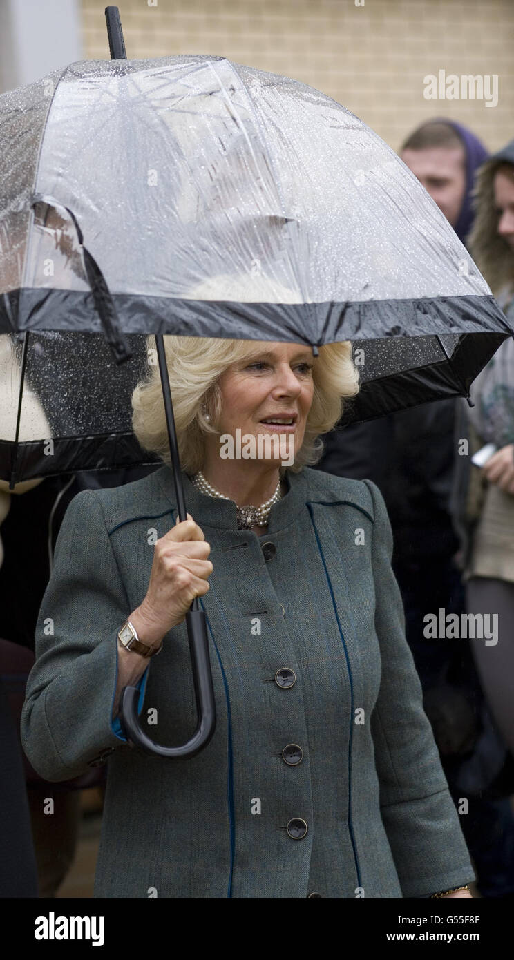 Die Herzogin von Cornwall schützt vor dem Regen während ihres Besuchs im Restaurant und den Küchen des City of Glasgow College. Stockfoto