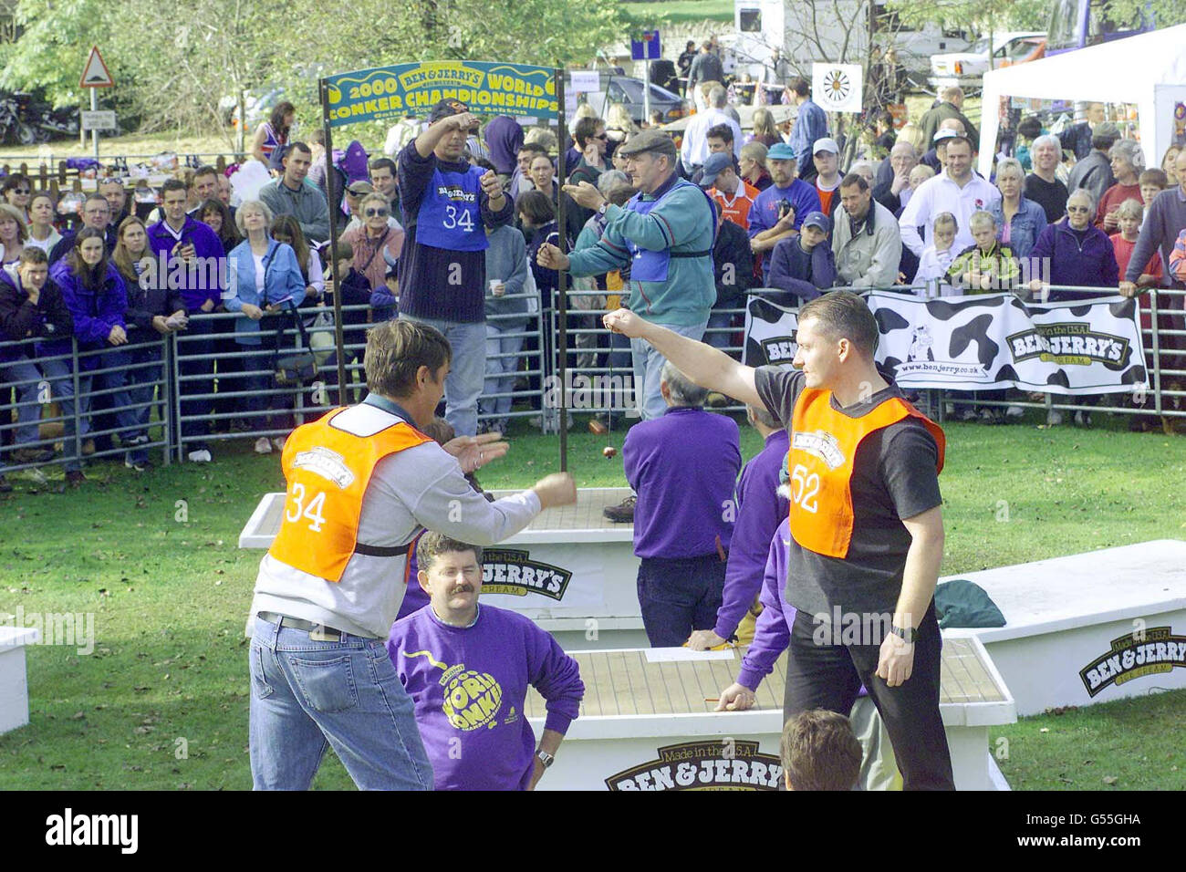 Teilnehmer, die an den World Conker Campionships teilnehmen, die im Ashton Conker Club in der Nähe von Oundle in Northamptonshire stattfinden. Stockfoto