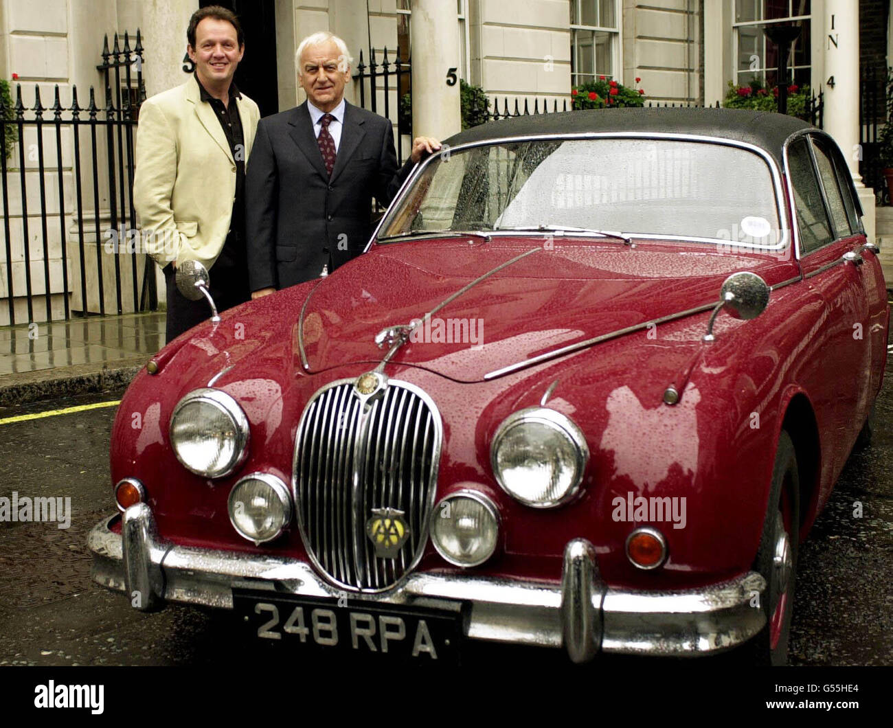 TV-Serien Inspector Morse Star John Thaw (rechts) und Kevin Whately, der Sgt Lewis spielt, posieren von Morses Jaguar auf dem St. James's Square im Zentrum von London, bevor der letzte Inspector Morse gedreht wird. * 22/11/01: Das Auto der berühmten fiktiven Figur wurde von James Won gewonnen - einem Anwalt, der wegen einer Handverletzung nicht fahren kann. Der Morse-Schöpfer Colin Dexter überreichte Mr WET bei einer Zeremonie am Magdalen College in Oxford die Schlüssel für den burgunderroten Jaguar Mark II 1959. Herr Won gewann das Auto, das einen geschätzten Wert von etwa , 100,000 hat, in einem Wettbewerb von Carlton Television und organisiert Stockfoto