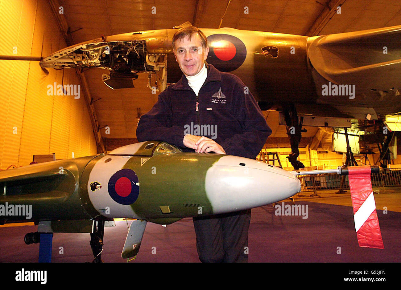 Squadron Leader David Thomas, Vulcan zeigt einen Piloten mit dem Vulcan-Bomber, der gerade restauriert wird, auf dem Bruntingthorpe Airfield, nahe Lutterworth, Leicestershire. Die Vulcan Operationsgesellschaft startete einen 1.5-Millionen-Appell zur Rettung des Flugzeugs. *... Das Unternehmen, das das Flugzeug 1993 von der RAF gekauft hat, hofft, 2002 seine Rückkehr in die Luft stilvoll feiern zu können, aber der Bomber benötigt 2.2 Millionen Dienst, bevor er wieder fliegen kann. Es ist geplant, den Bomber mit einer vollen Kampfesbegleitung über die Londoner Mall zu fliegen, um sowohl das Goldene Jubiläum der Königin als auch den 50. Jahrestag des Vulkans zu feiern. Stockfoto