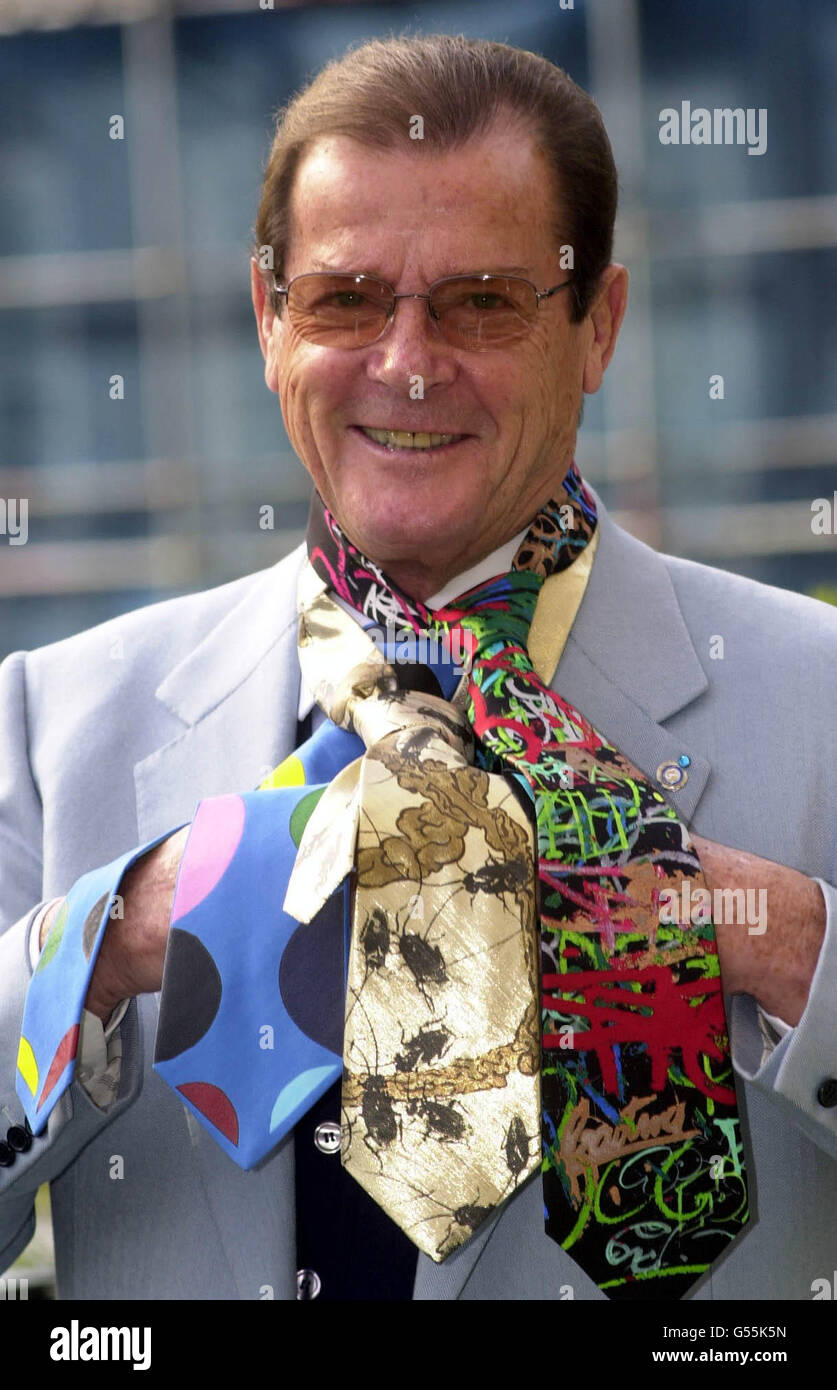 Schauspieler und UNICEF-Schirmherr Roger Moore trägt Krawatten von Terry Frost, Makuta Aida und Jock McFadyen im Zentrum von London für das Projekt Cultural Ties. * das Projekt umfasst 80 führende Künstler aus der ganzen Welt, die Krawatten entwerfen und 300 von jeder Krawatte in exklusiven Verkaufsstellen weltweit verkaufen. Eine Charity-Auktion in New York im nächsten Jahr wird die Originaldesigns und andere Werke des teilnehmenden Künstlers verkaufen. Es wird gehofft, dass für die weltweite UNICEF-Kampagne zur Entwicklung sauberer Wasser ein Betrag von 1 Million Dollar aufgebracht werden soll. Stockfoto