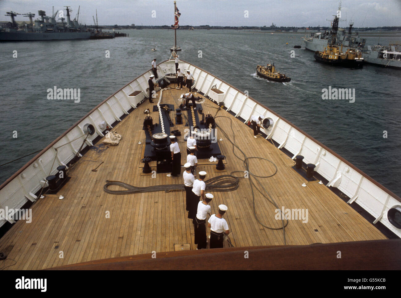 Eine Ankerparty an Bord der Royal Yacht Britannia in Cowes, Isle of Wight. Stockfoto