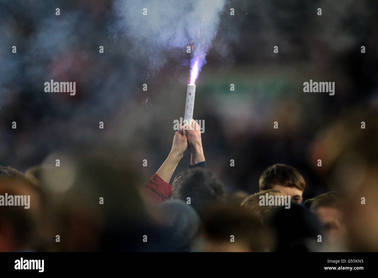 Fußball - npower Football League One - Play Off Halbfinale - zweites Bein - Huddersfield Town gegen Milton Keynes Dons - Galpharm St. EIN Fan lässt während der Invasion des Platzes ein Flare los Stockfoto