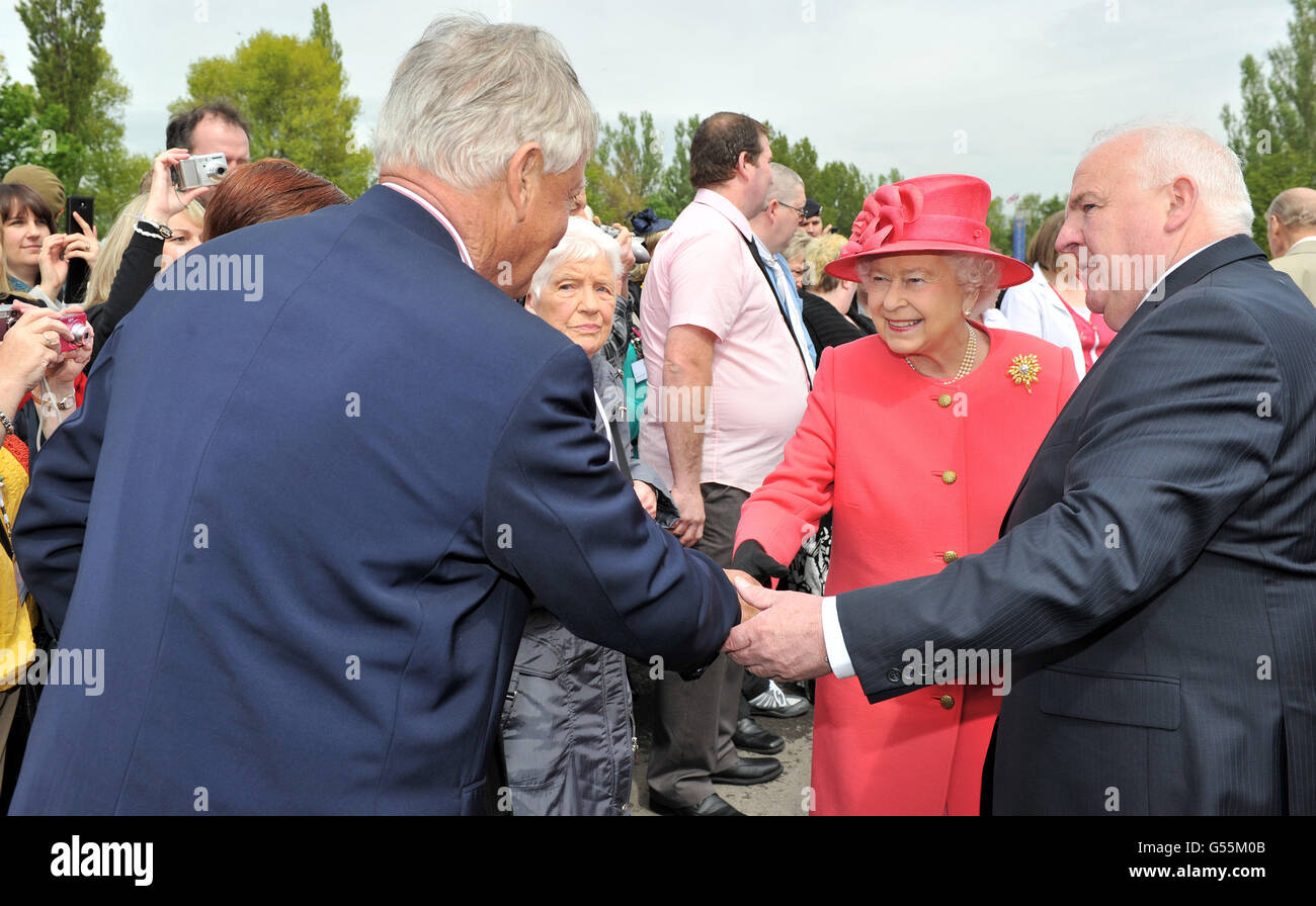 Königin Elizabeth II. Während ihres Besuchs im Orford Jubilee Park, Warrington, im Rahmen ihres Besuchs im Nordwesten. Stockfoto