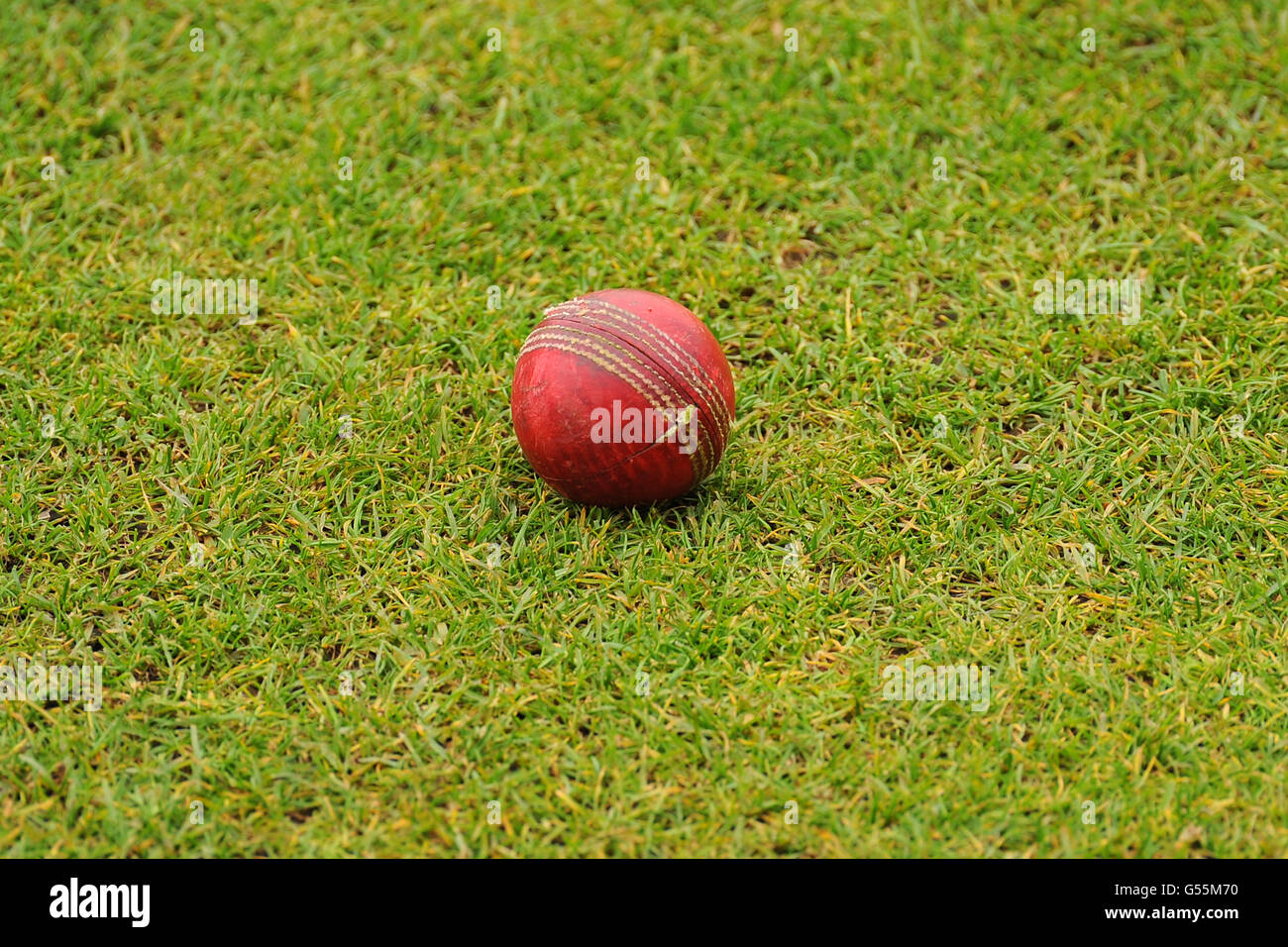 Cricket - LV= County Championship - Division One - Surrey V Somerset - Tag drei - The Kia Oval. Detaillierte Nahaufnahme eines roten Cricket-Balls aus Leder Stockfoto