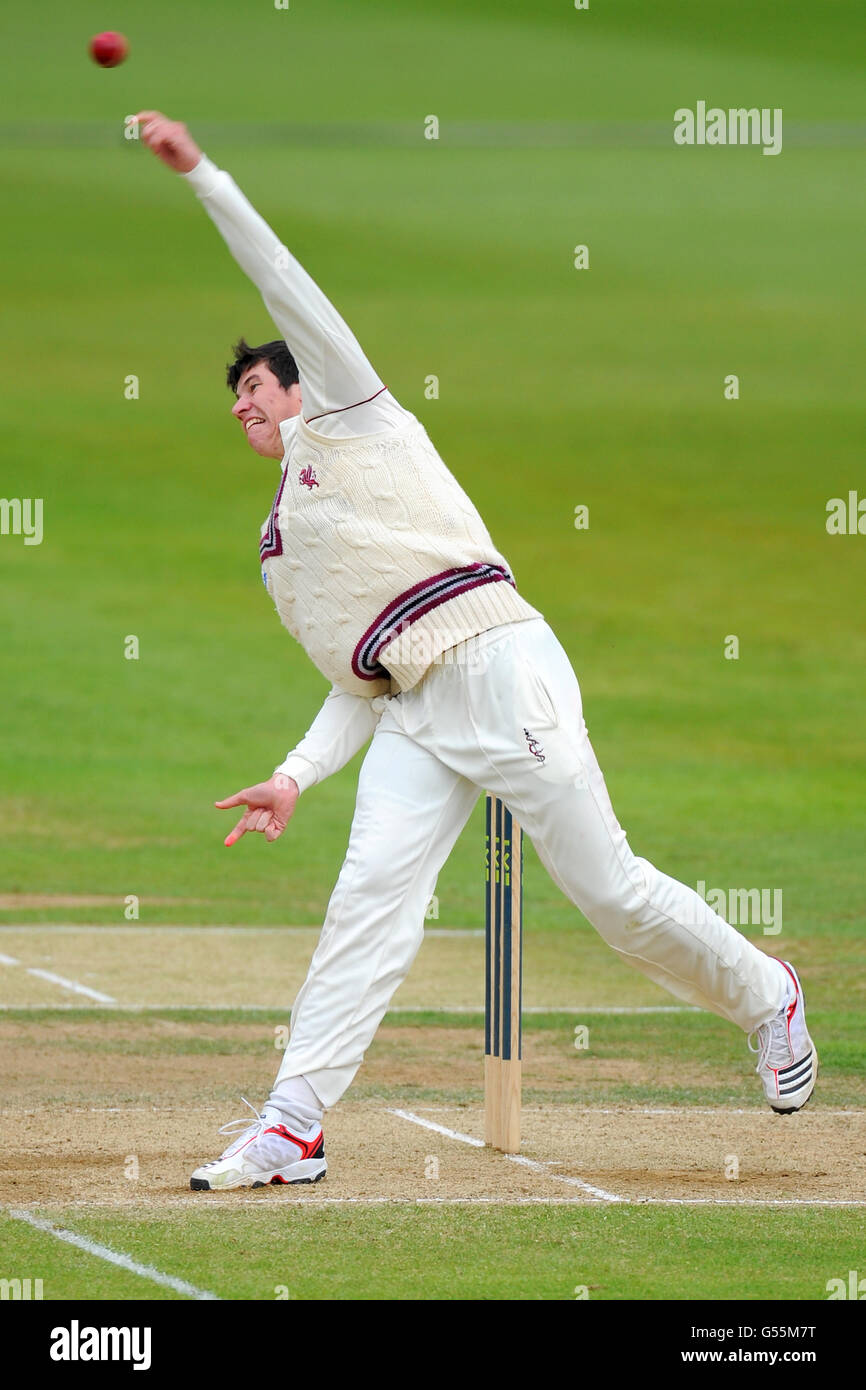 Cricket - LV= County Championship - Division One - Surrey V Somerset - Tag drei - The Kia Oval. Somerset's George Dockrell Bowls Stockfoto