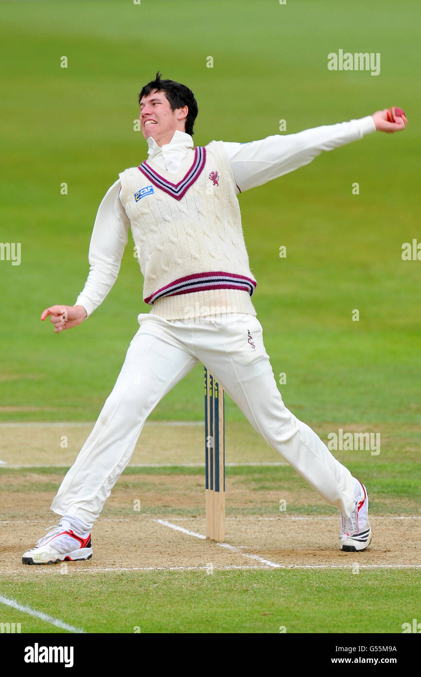 Cricket - LV= County Championship - Division One - Surrey V Somerset - Tag drei - The Kia Oval. Somerset's George Dockrell Bowls Stockfoto