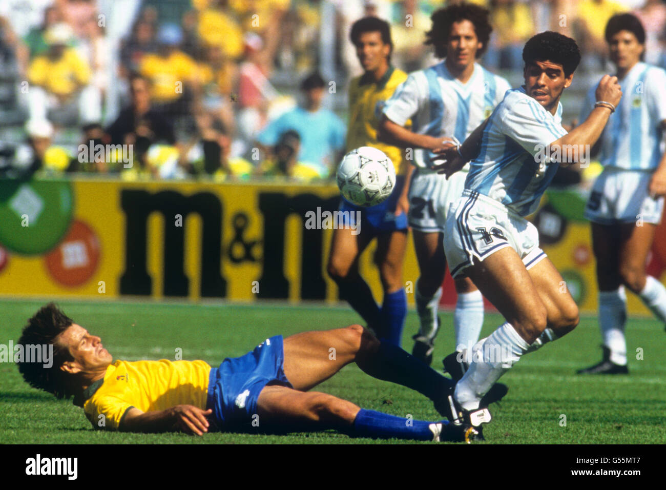 Die brasilianische Duna (l)-Folie greift den argentinischen Diego Maradona an. Stockfoto