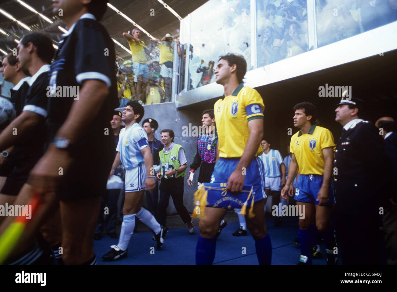 Schiedsrichter Joel Quiniou (Frankreich) und seine Assistenten Alexey Spirin (Sowjetunion, ganz links) und Pierluigi Pairetto (Italien) führen den argentinischen Kapitän Diego Maradona und den brasilianischen Kapitän Ricardo Gomes vor. Maradona wird von den argentinischen Teamkollegen Torwart Sergio Goycochea und Pedro Monzon gefolgt. Ricardo Gomes wird von Brasiliens Teamkollege Careca gefolgt. Stockfoto