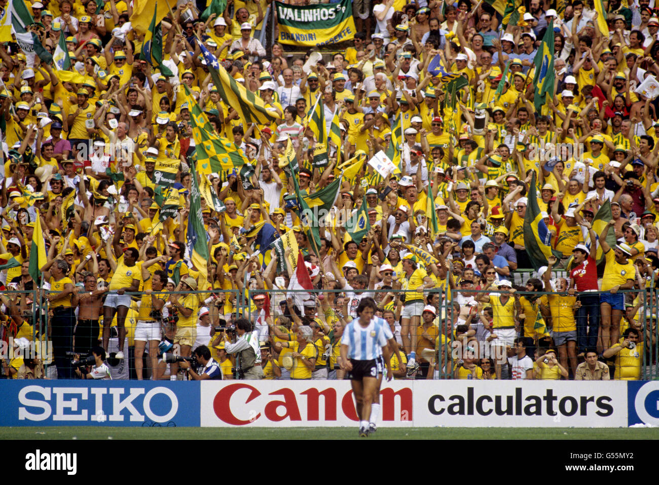 Fußball - Weltmeisterschaft Spanien 1982 - Gruppe C - Brasilien gegen Argentinien - Sarria Stadium. Brasilien-Fans Stockfoto