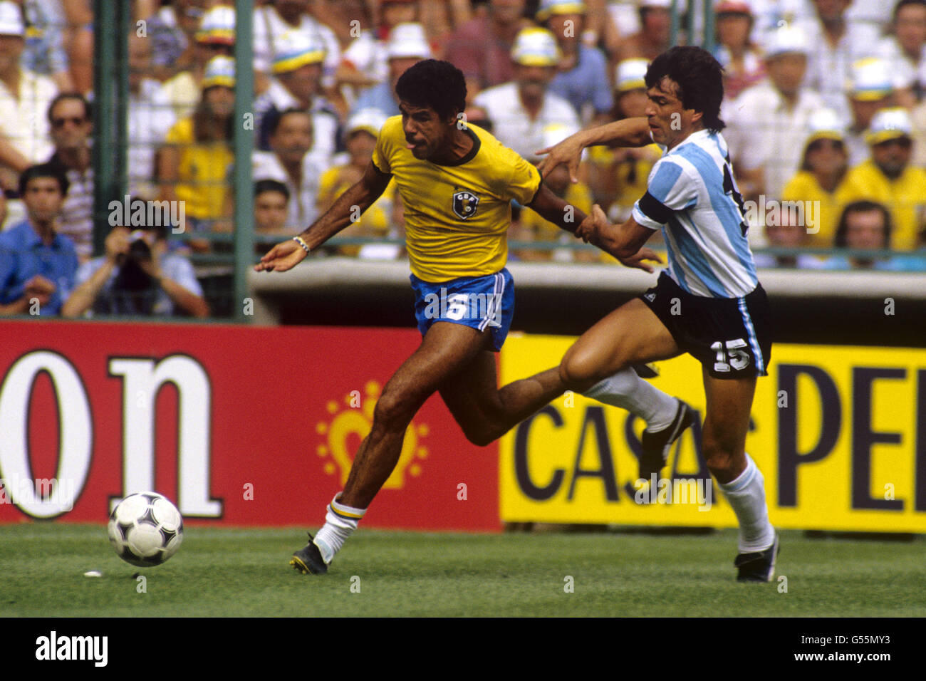 Der brasilianische Cerezo (l) wird von der argentinischen Passarella gejagt Stockfoto