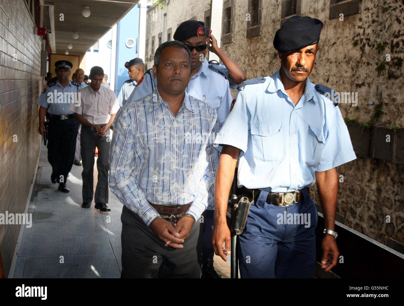 Sandip Moneea und Avinash Treebhoowoon (Hintergrund) verlassen am zweiten Tag ihres Prozesses den Obersten Gerichtshof in Port Louis, Mauritius, wegen des Mordes an der irischen Bürgerin Michaela McAreavey, die vor einem Jahr auf ihren Flitterwochen ermordet wurde. Stockfoto