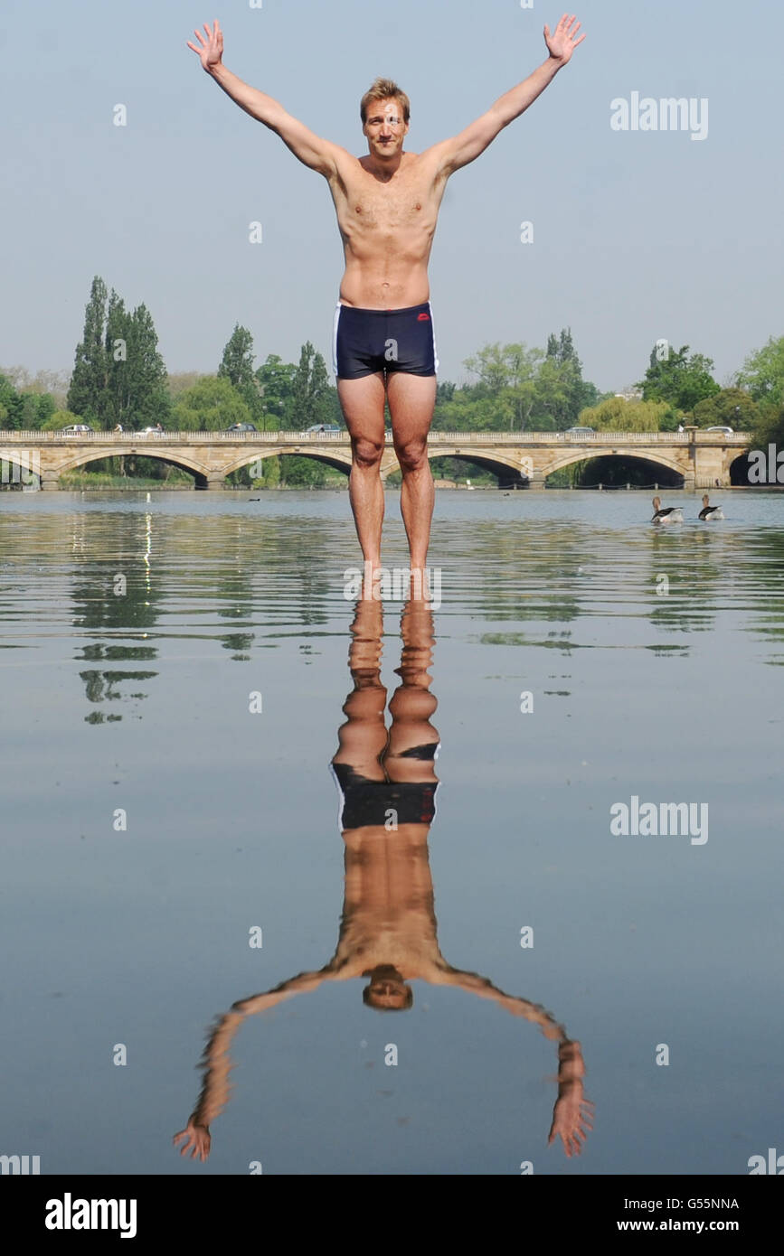 Der Abenteurer Ben Fogle posiert heute auf dem Serpentine im Londoner Hyde Park für Bilder, wo er seinen Versuch ankündigte, über den Atlantik zu schwimmen. Stockfoto