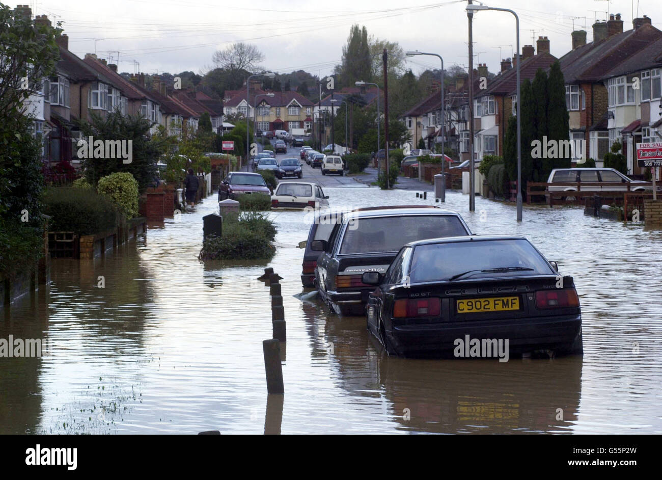 Die Straßen in Woodford, Essex, wurden stark überflutet, nachdem sintflutartige Regenfälle und Wind das Land überschwemmt hatten. Pendler waren auf mehr Elend vorbereitet, da die Eisenbahnunternehmen Schwierigkeiten hatten, den Service wiederherzustellen, und viele Straßen blieben nach den schlimmsten Stürmen des Landes seit einem Jahrzehnt geschlossen. Stockfoto