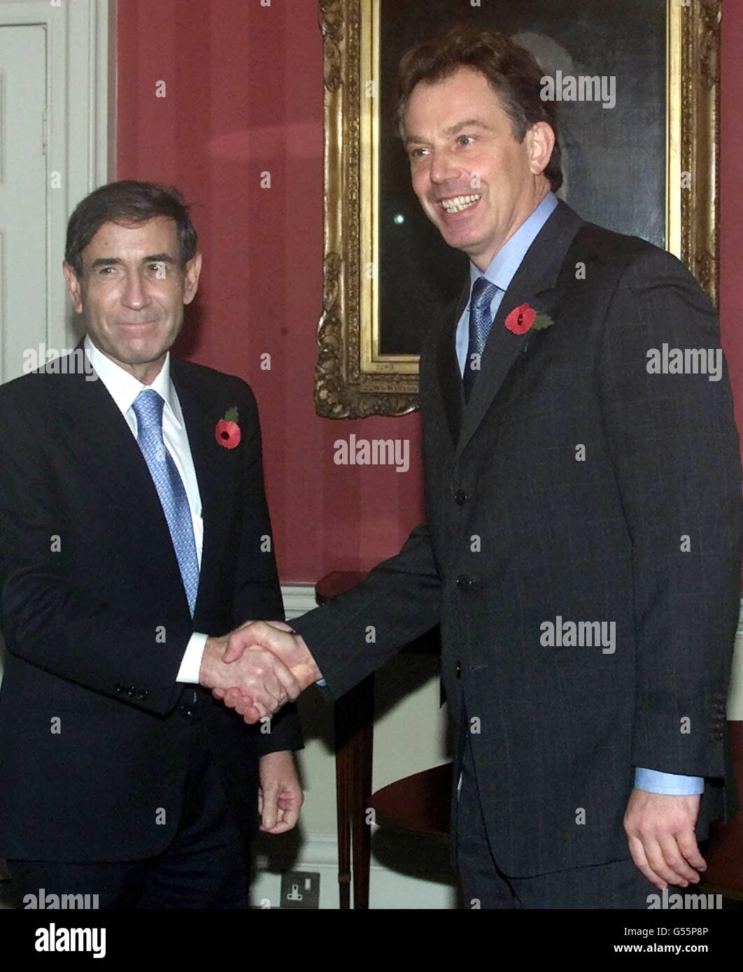 Der britische Premierminister Tony Blair begrüßt den amtierenden israelischen Außenminister Shlomo Ben-Ali vor den Gesprächen über die Lage im Nahen Osten in der Downing Street 10 in London. Stockfoto