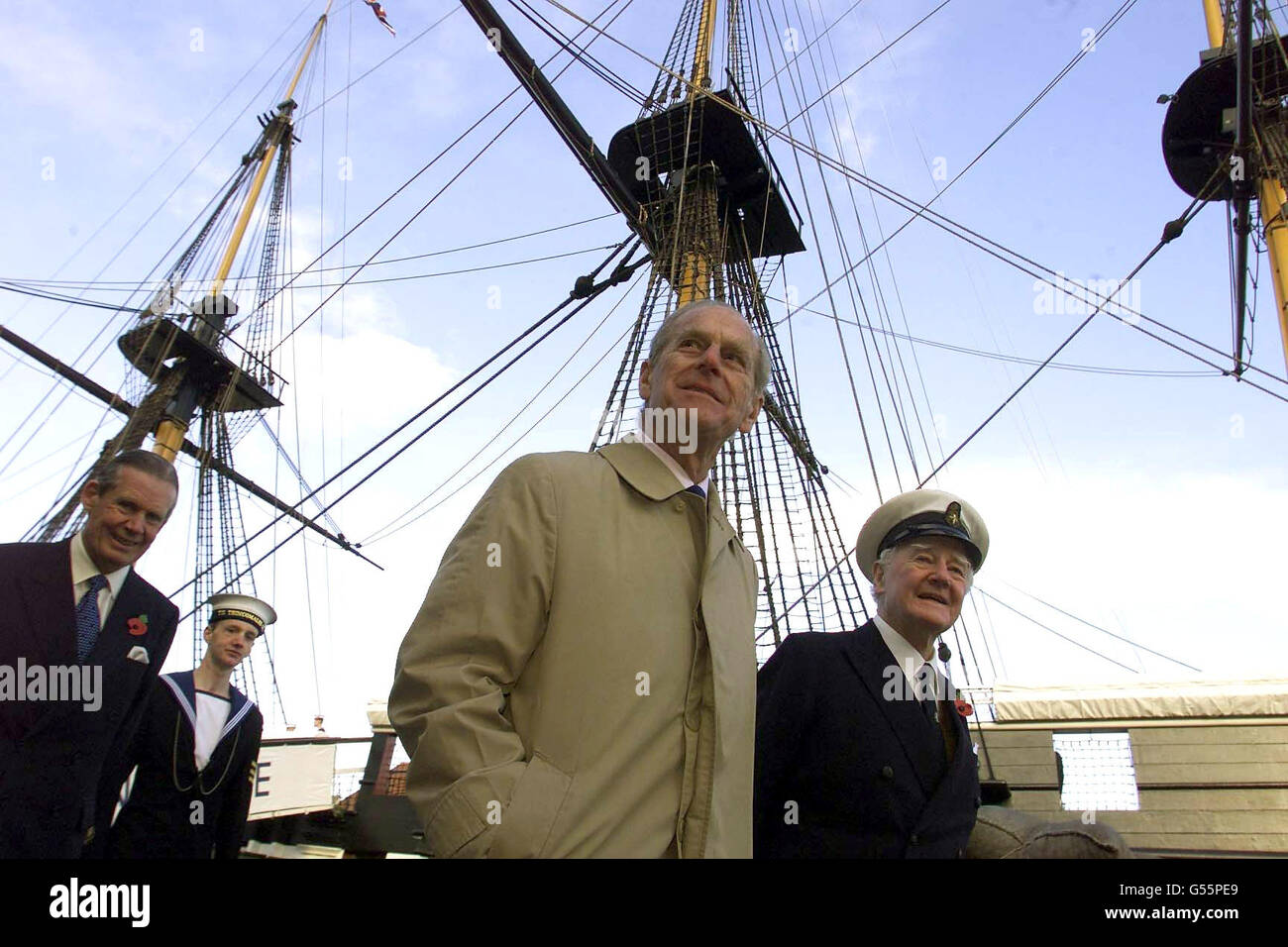 Der Herzog von Edinburgh (Mitte) mit Kapitän David Smith RN bei einem Besuch in Hartlepool Marina, wo er die Restaurierungsarbeiten von HMS Trincomalee sah. Mit 183 Jahren ist die dreimastige hölzerne Fregatte das älteste britische Kriegsschiff, das noch über Wasser steht. * der Duke ist Schirmherr des HMS Trincomalee Trust, der soeben Bargeld aus dem Heritage Lottery Fund erhalten hat, um das 10 Millionen-Millionen-Projekt abzuschließen. Stockfoto