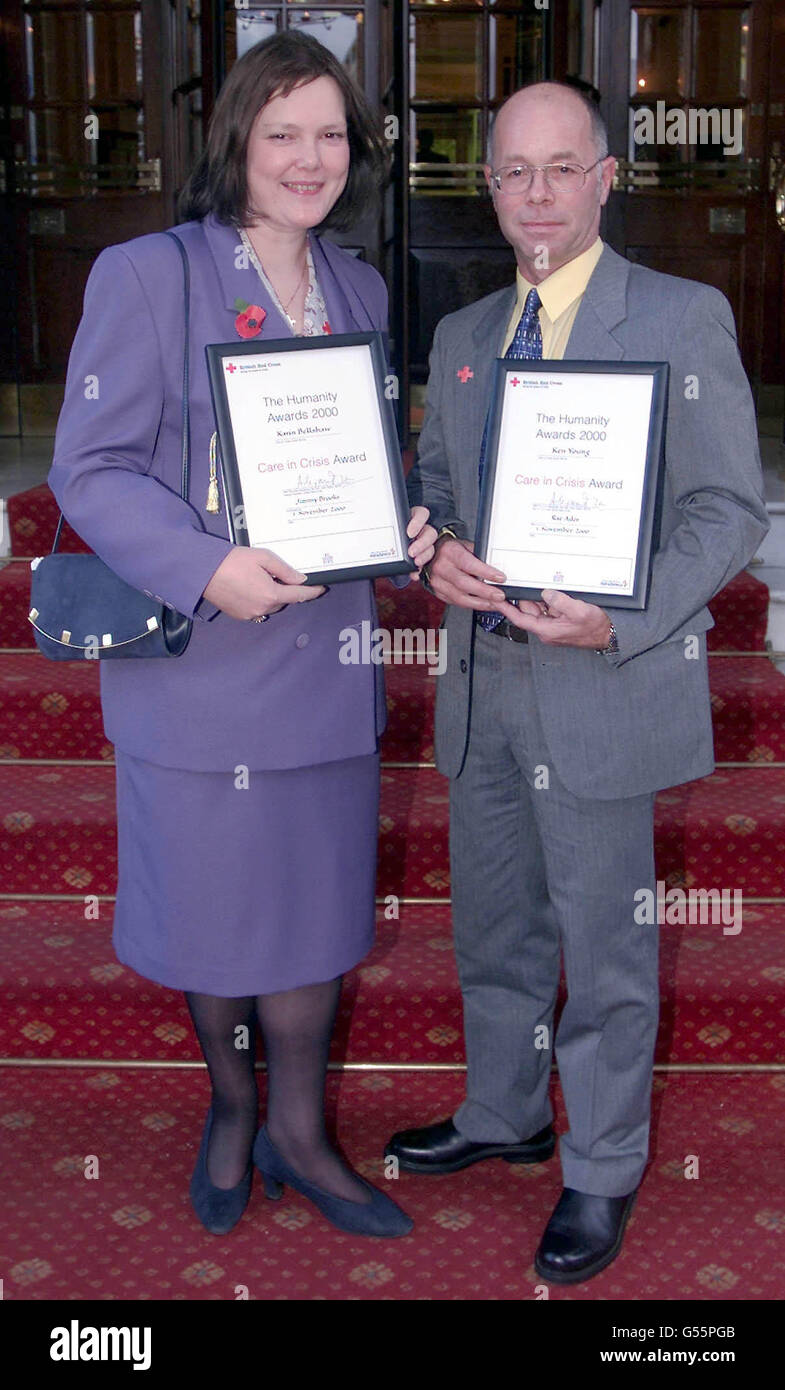 Karin Bellshaw aus Gloucester und Ken Young aus Tewksbury, nachdem sie ihre Humanity Awards bei einer Zeremonie in London erhalten hatten. Karin wurde von Jimmy Brooks nominiert, dem sie bei der Rettung von zwei Kindern aus einem brennenden Haus half. * Sie gehörten zu denen, die vom Britischen Roten Kreuz für ihren bemerkenswerten Mut und ihre Freundlichkeit ausgezeichnet wurden. Stockfoto