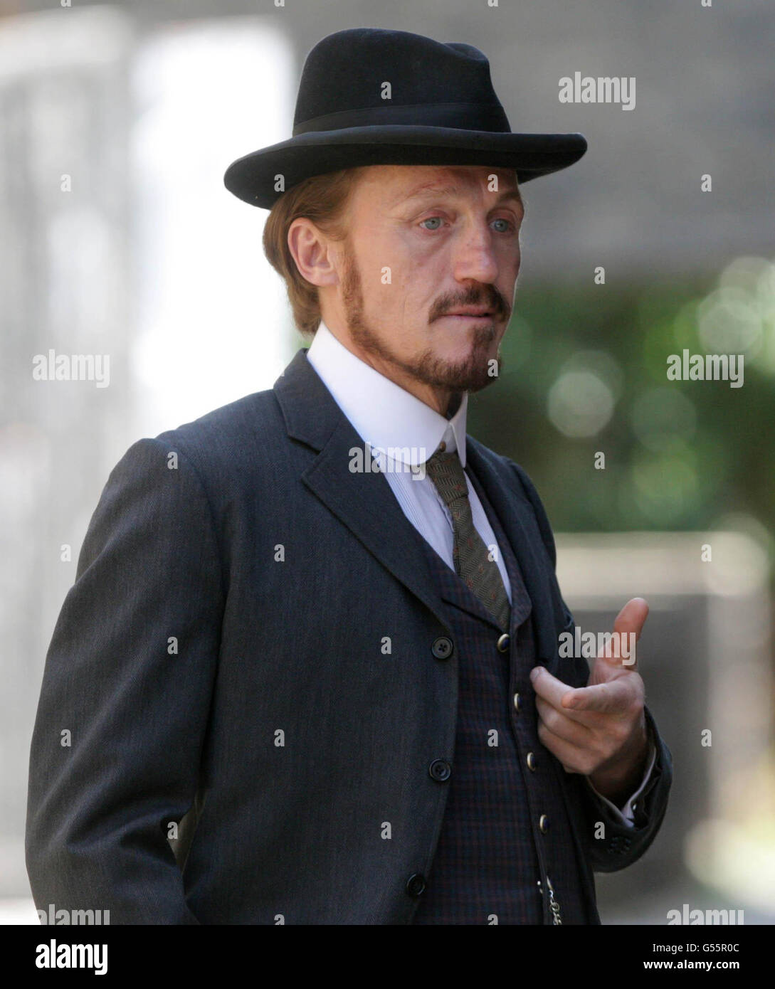 Jerome Flynn, der Detective Sergeant Bennett Drake am Set des neuen BBC-Dramas Ripper Street spielt, das derzeit in Clancy Barracks in Dublin gedreht wird. Stockfoto