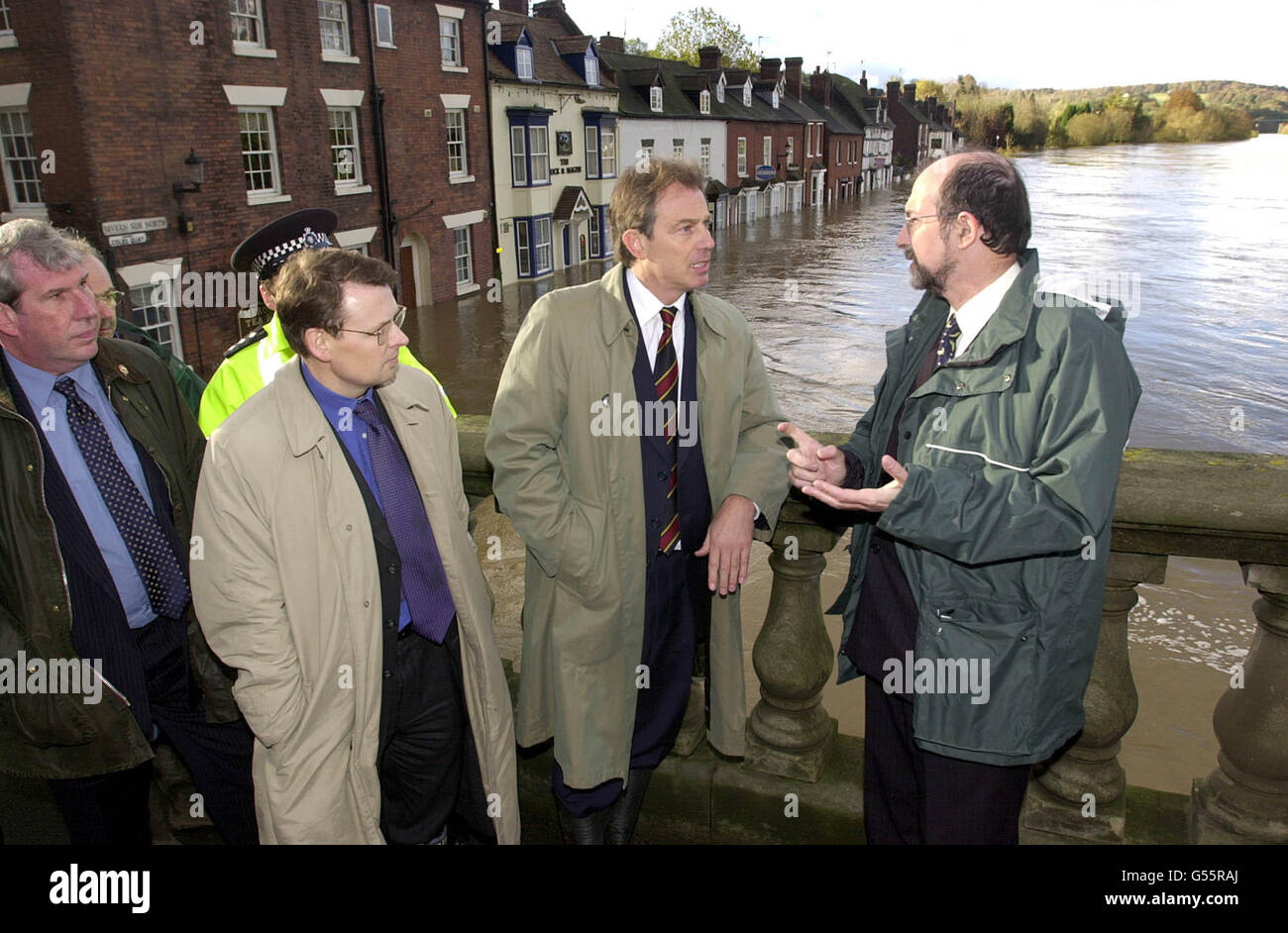 Der britische Premierminister Tony Blair steht an der Hauptbrücke über den Fluss Severn in Bewdley, Worcestershire, zusammen mit Umweltminister Elliot Morley (L), David Lock, dem Parlamentsabgeordneten für Wyre Forest und David King (R), Regionaldirektor der Umweltbehörde. *... nachdem er sich das Ausmaß der Überschwemmungen in der Stadt selbst ansehen wollte. Später reiste er weiter nach Shrewsbury und York, um die Überschwemmungen zu sehen, die von einigen als die schlimmsten seit mehr als 50 Jahren beschrieben wurden. Stockfoto