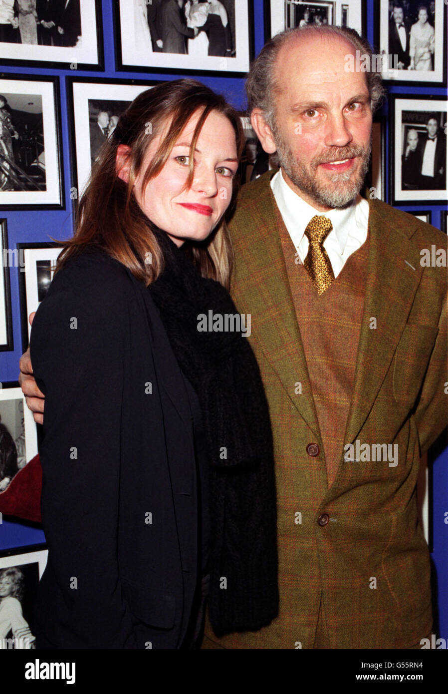 Der amerikanische Schauspieler John Malkovich und die Schauspielerin Catherine McCormack, zwei der Stars von 'Shadow of the Vampire', kommen zur Premiere des Films, der Teil des London Film Festivals ist, im Odeon West End Kino an. Stockfoto