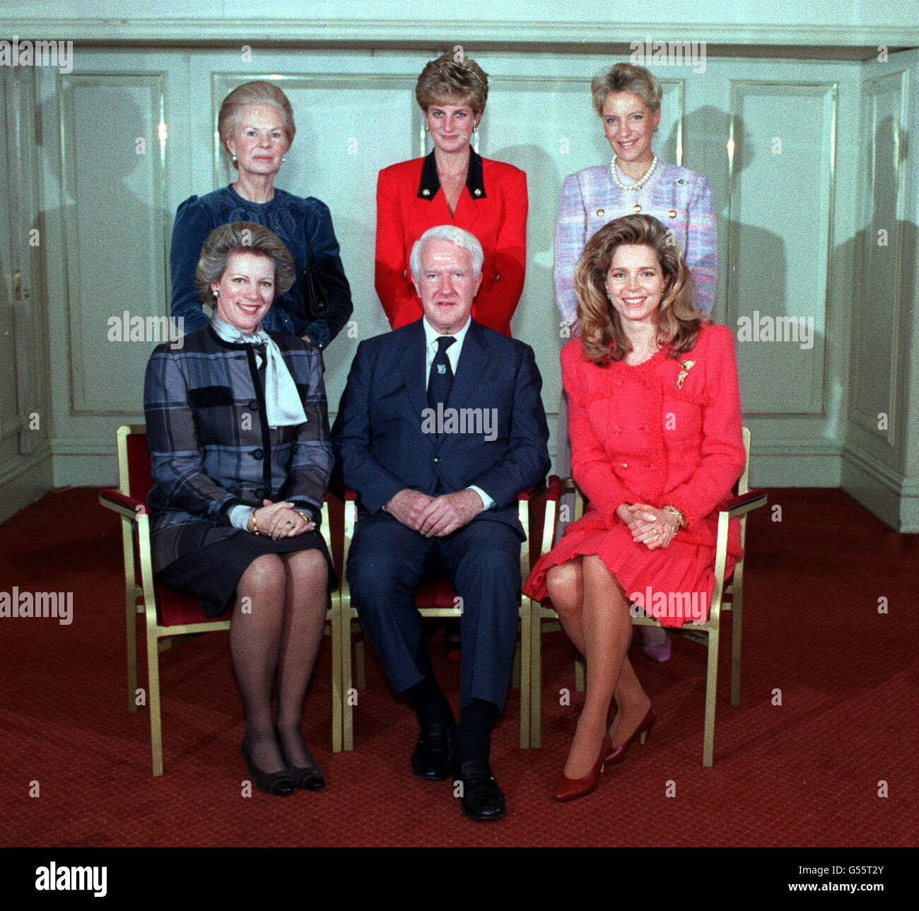 1992: Der ehemalige königliche Gynäkologe Sir George Pinker bei einer Überraschungsparty mit (l-r) Front, Königin Anne Marie der Hellenen und Königin Noor von Jordanien. (l-r) hinten, die Herzogin von Kent, Tha Princess of Wales und Prinzessin Michael von Kent. Sir George überwachte die Lieferung aller ihrer Kinder. Stockfoto