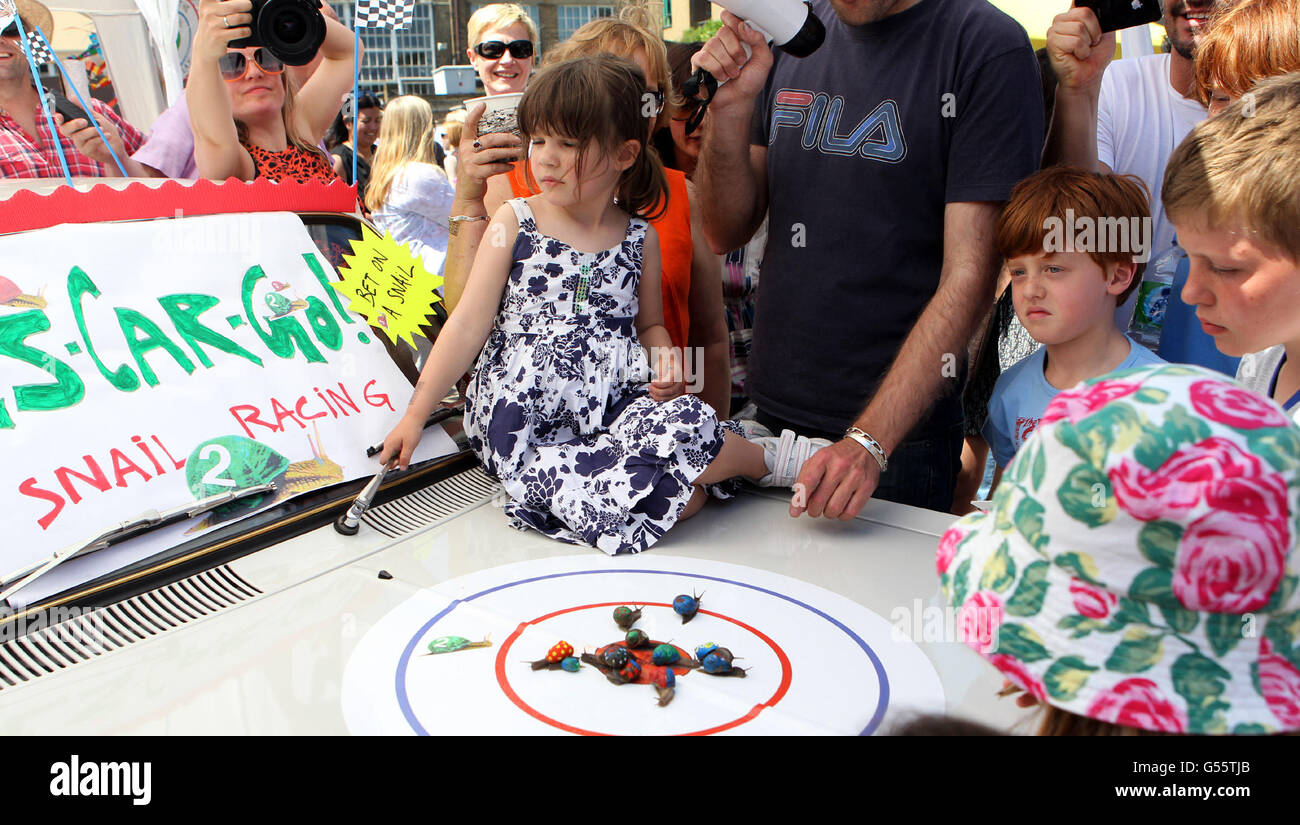 Vauxhall Art Car Boot Fair. Schneckenrennen auf der Vauxhall Art Car Boot Fair in der Brick Lane, London. Stockfoto