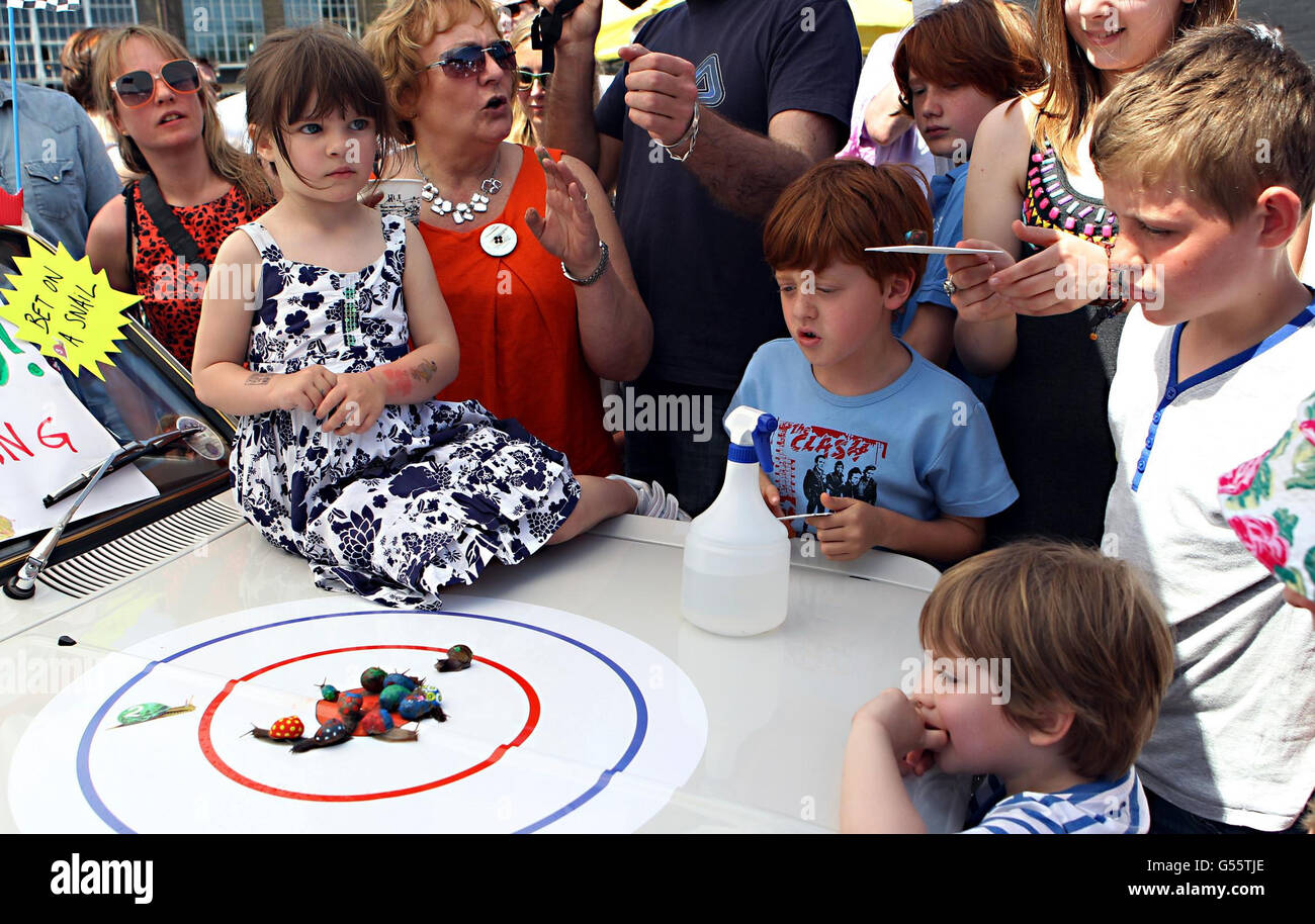 Vauxhall Art Car Boot Fair. Schneckenrennen auf der Vauxhall Art Car Boot Fair in der Brick Lane, London. Stockfoto