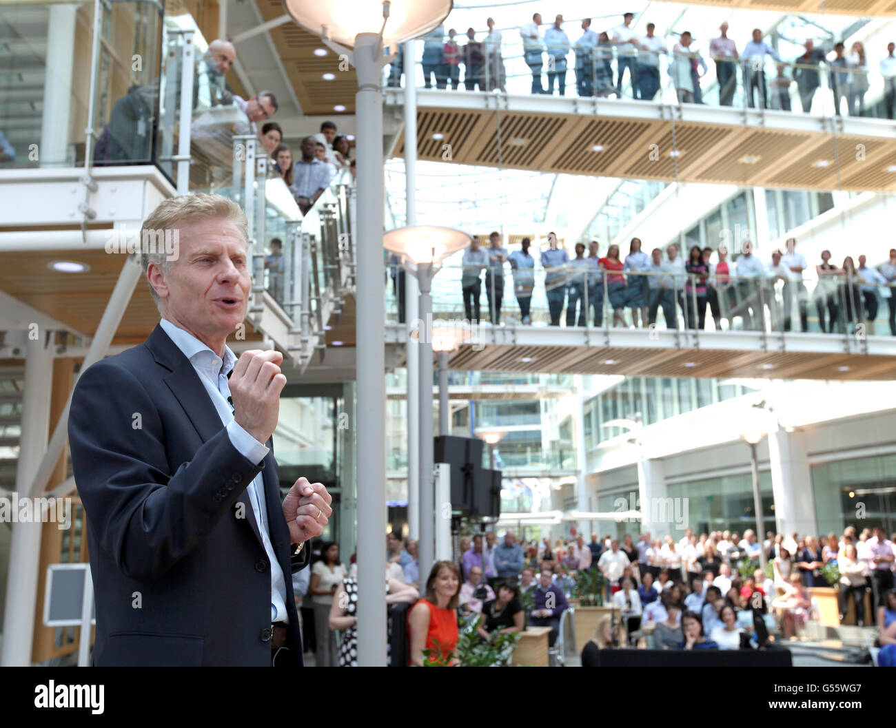 Paul Deighton, CEO von LOCOG, hält eine Rede auf einer Konferenz im Hauptsitz von GlaxoSmithKline in Middlesex, London, um die Partnerschaft zwischen GSK und Fields in Trust (FIT) zu markieren. Stockfoto