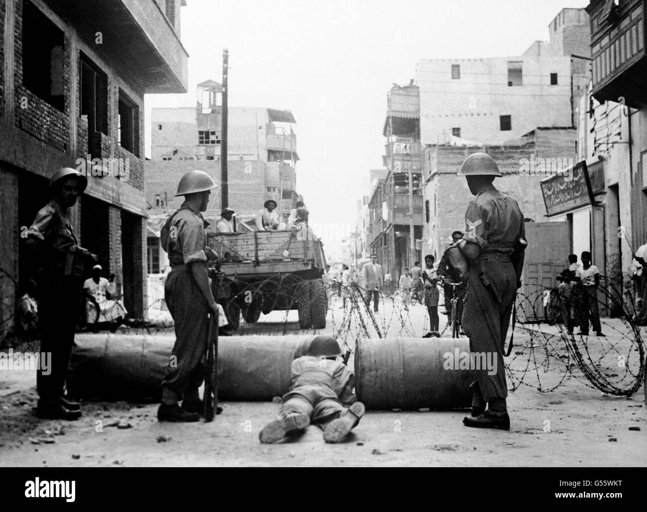 Männer des 1. Bataillons, der Lancashire Fusiliers, die Stacheldraht-Verstrickungen und Straßenblöcke an strategischen Punkten in der Stadt Ismalia in der Suez-Kanal-Zone. Stockfoto