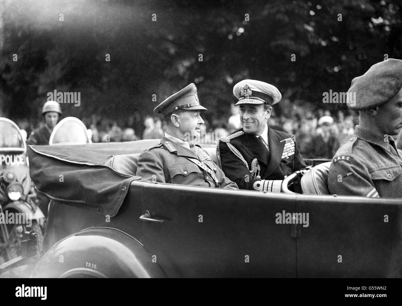 Admiral Lord Louis Mountbatten, Oberster alliierter Kommandant, Südostasien, und Feldmarschall Viscount Alexander von Tunis, Generalgouverneur von Kanada, der in einem Armeefahrzeug an der Spitze der mechanisierten Säule fährt. Stockfoto