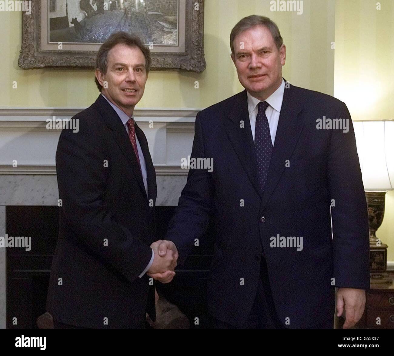 Premierminister Tony Blair (L) begrüßt Finnlands Premierminister Paavo Lipponen in der Downing Street Nr. 10 in London. Lipponen traf sich mit Blair zu Gesprächen während eines offiziellen Besuchs in Großbritannien. Stockfoto