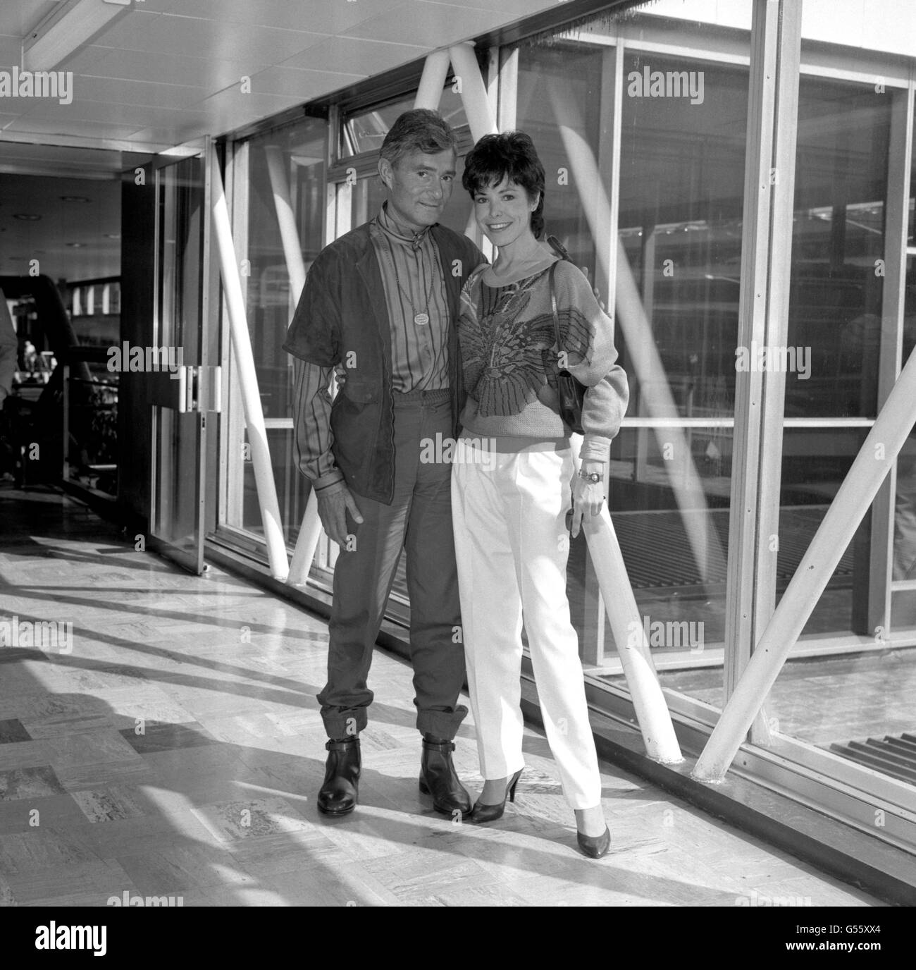 Top-Friseur Vidal Sassoon und seine neue Freundin Jeanette Hartford-Davis am Flughafen London. Stockfoto