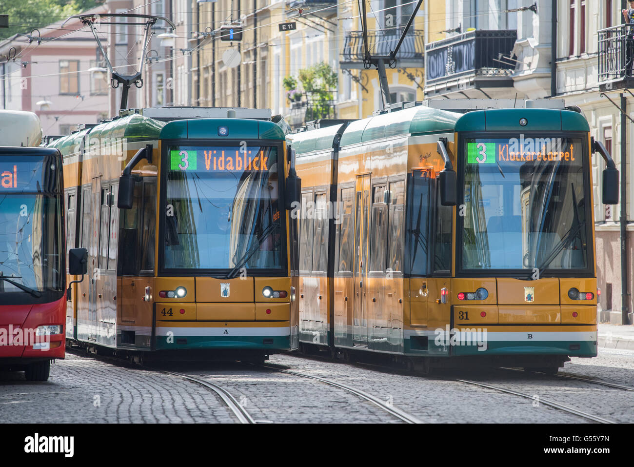 Die legendären gelben Straßenbahnen in Norrköping, Schweden Stockfoto