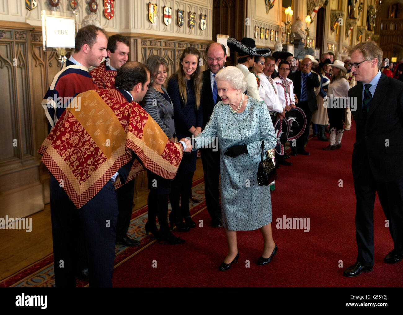 Königin Elzabeth II trifft Huasos-Reiter und -Tänzer aus Chile während einer Teeparty für die Darsteller des Diamond Jubilee Pageant im Windsor Castle, in der Grafschaft von Burkshire. Stockfoto