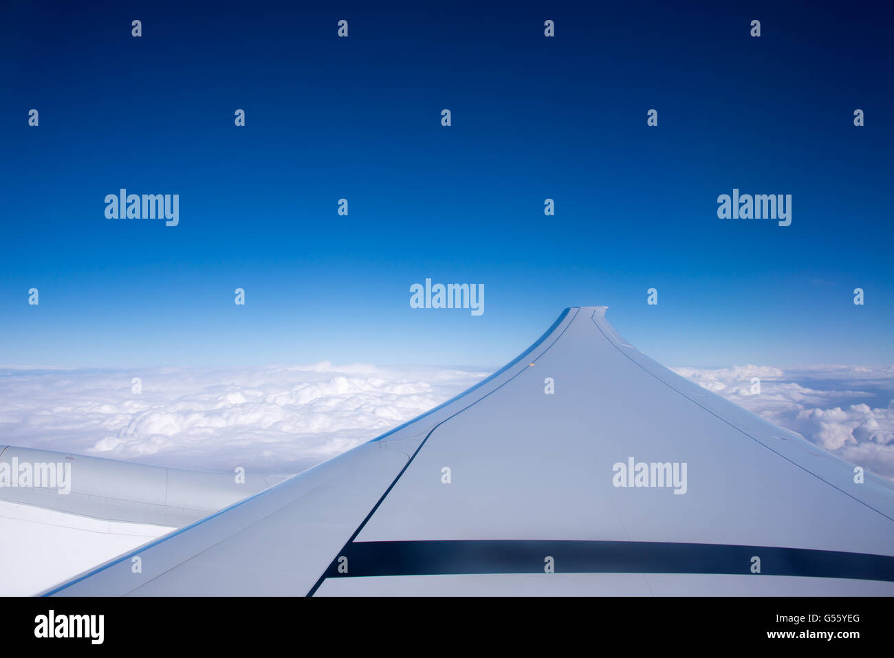 Flügel eines Flugzeugs, blauer Himmel, Reisen Konzept Stockfoto