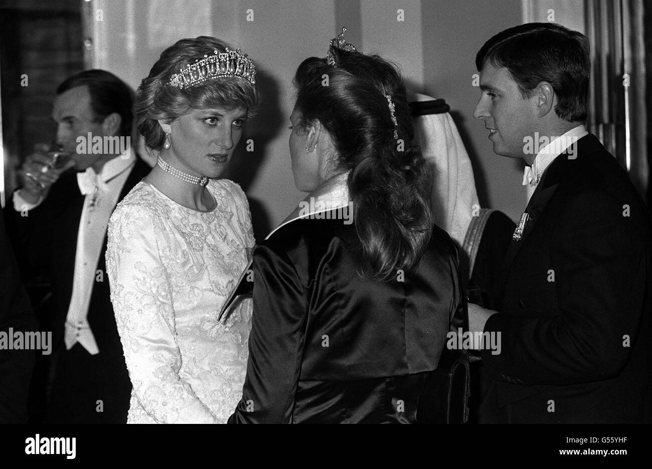 1987: Die Prinzessin von Wales (links), die die Tiara der Königin Mary trägt, plaudert mit ihrem Schwager und ihrer Schwägerin, dem Herzog und der Herzogin von York, im Londoner Claridge's Hotel, als sie an einem Bankett teilnahm, das König Fahd von Saudi-Arabien am Ende seines Staatsbesuchs in Großbritannien gab. Stockfoto