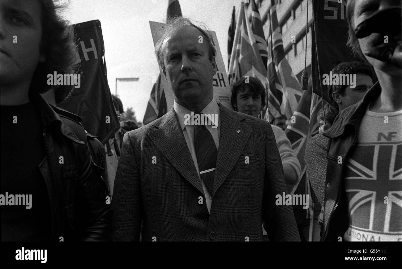 NATIONAL FRONT 1979: John Tyndall (Mitte), Führer der National Front, während eines marsches durch Bristol. Stockfoto