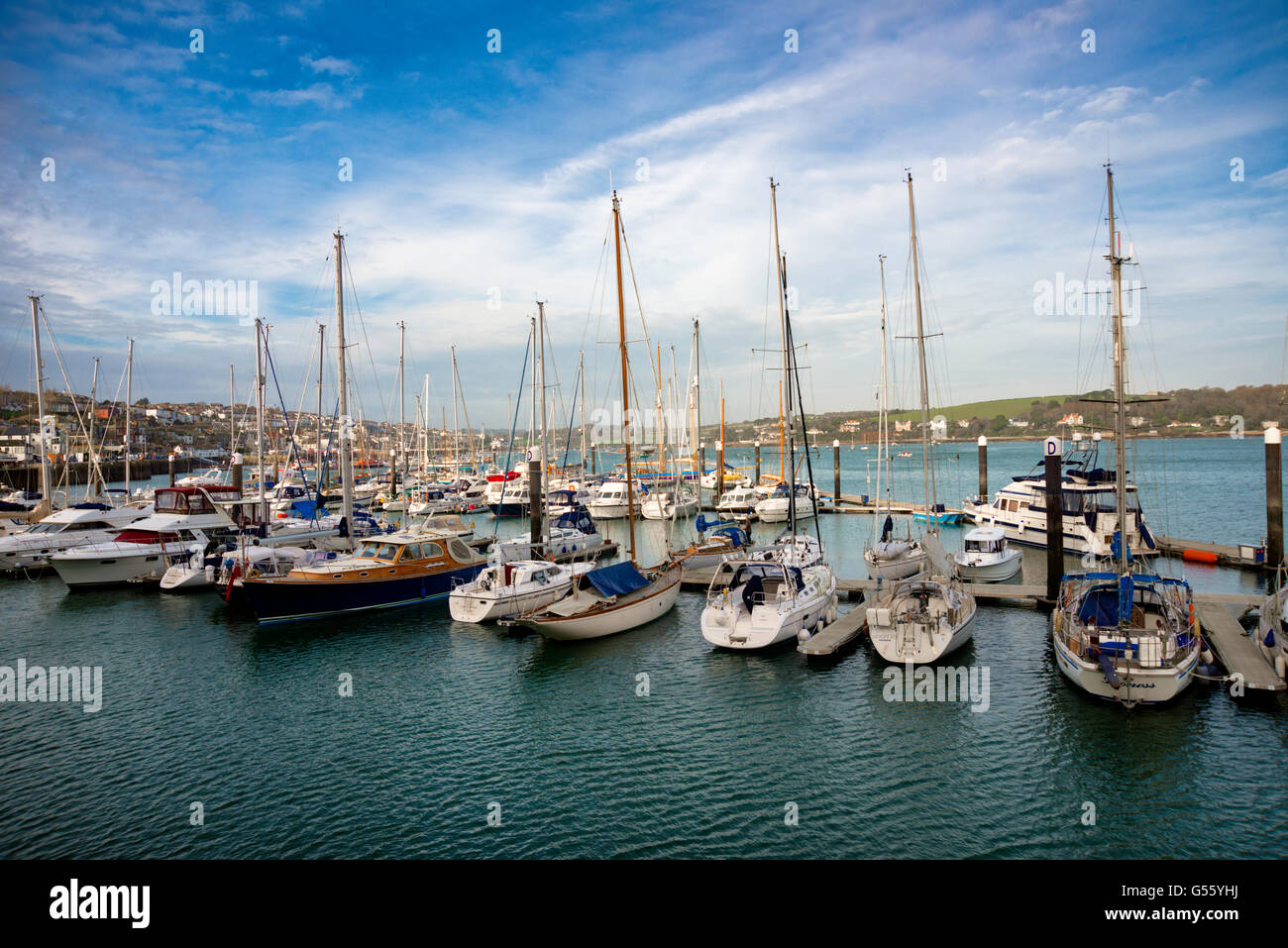 Boote vor Anker in der Marina in Falmouth. Stockfoto