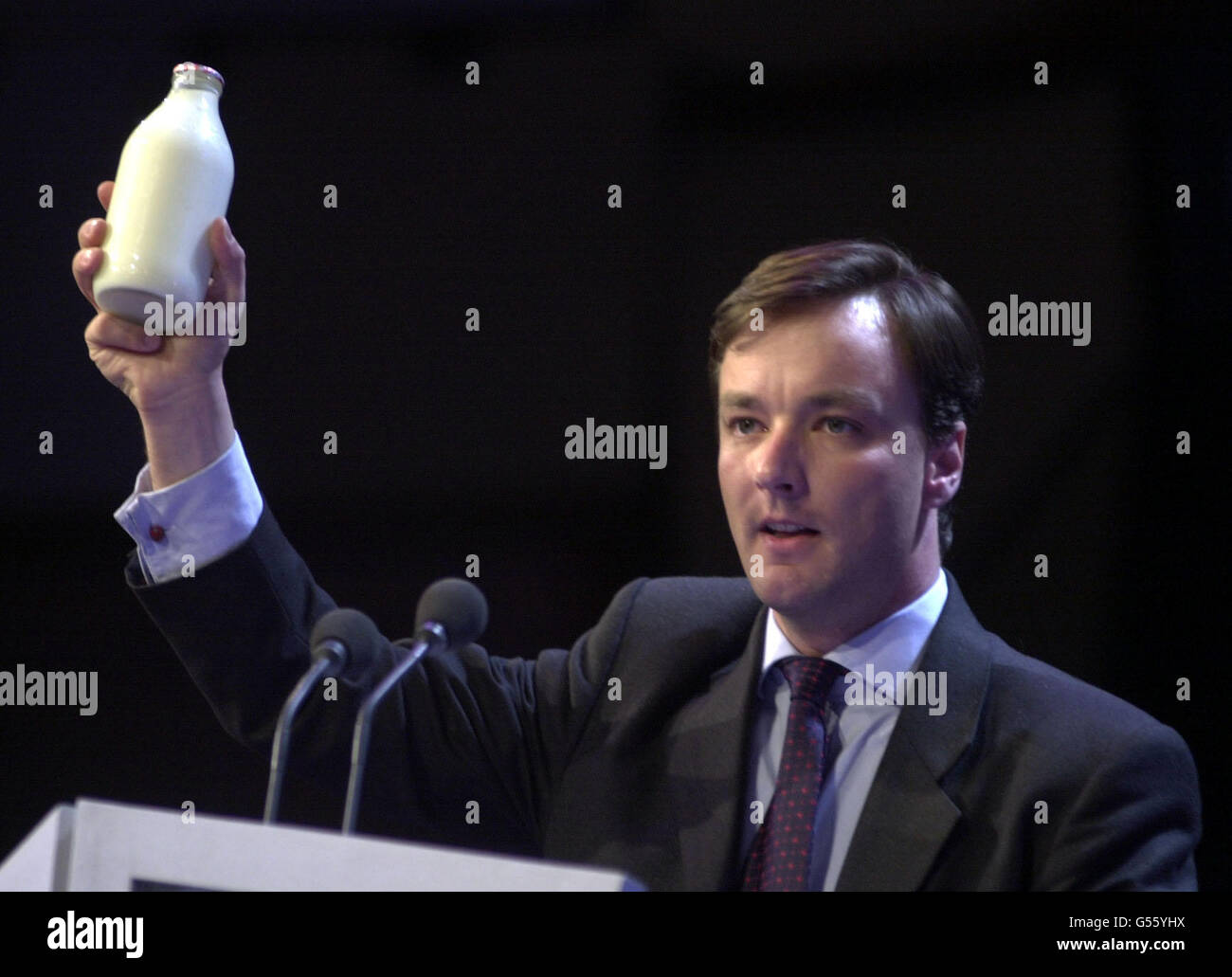 Adrian Flook hält ein Pint Milch hoch, wie er am zweiten Tag der Konferenz der Konservativen Partei in Bournemouth spricht. Stockfoto