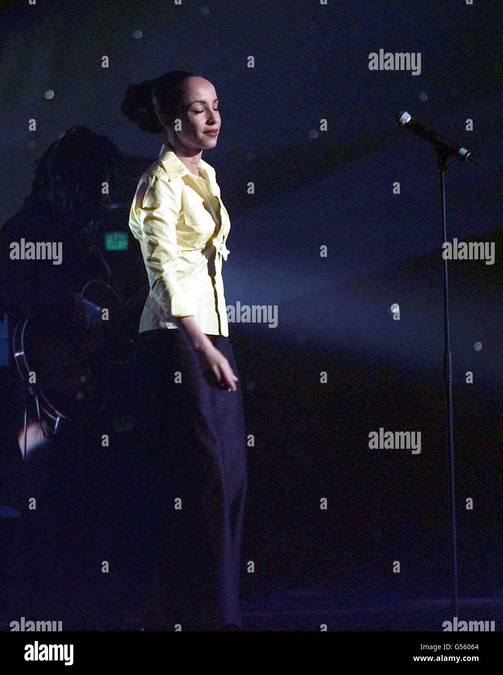 Sänger Sade tritt bei den Music of Black Origin (MOBO) Awards im Alexandra Palace in London "By Your Side" auf. Stockfoto