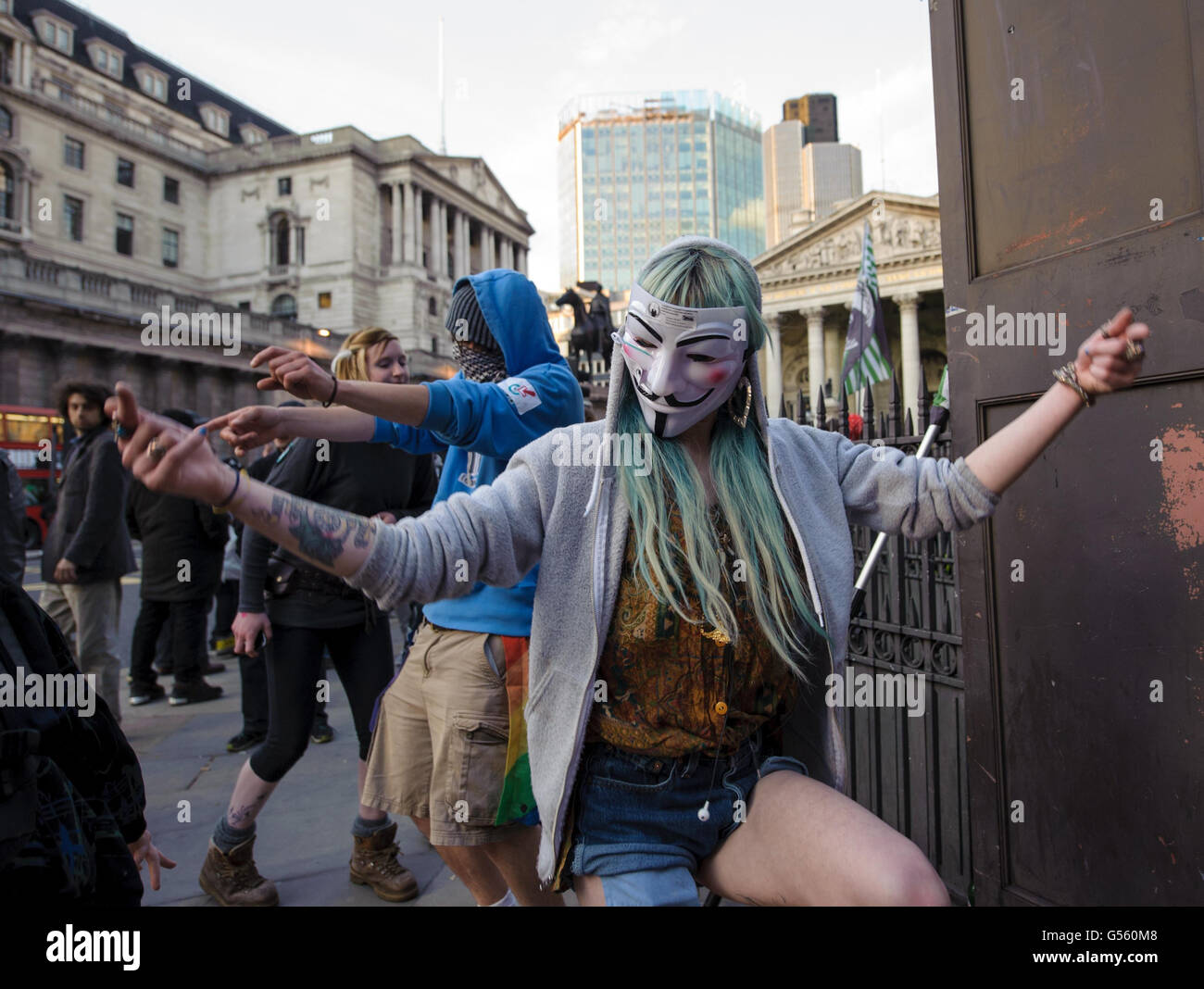 Occupy-Demonstranten tanzen in der Nähe der Bank of England, im Zentrum von London. Stockfoto