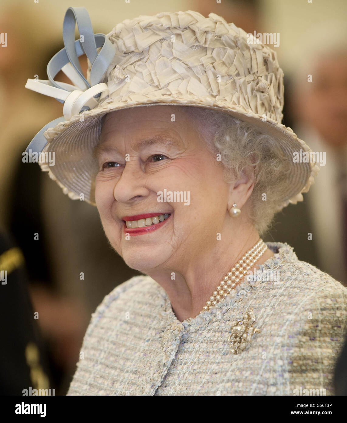 Königin Elizabeth II. Besucht die St. Mark's Church of England Academy in Mitcham, im Süden Londons. Stockfoto