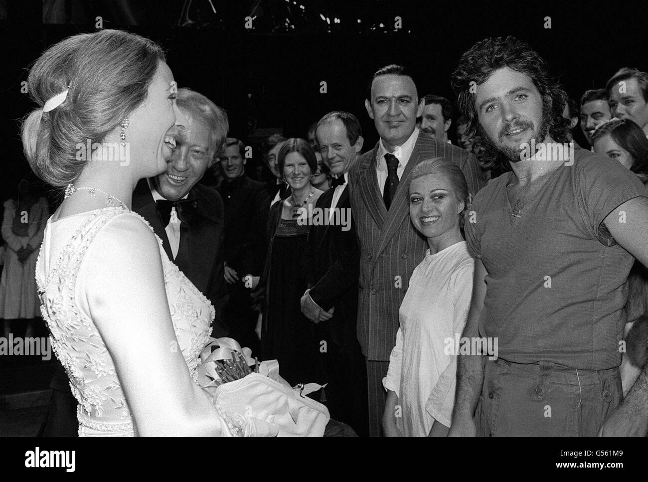 Prinzessin Anne teilt einen Witz mit den Schauspielern David Essex (R), Elaine Paige und Joss Ackland, nach der Charity-Premiere von Evita, dem Musical über Eva Peron, im Prince Edward Theater in London. Stockfoto