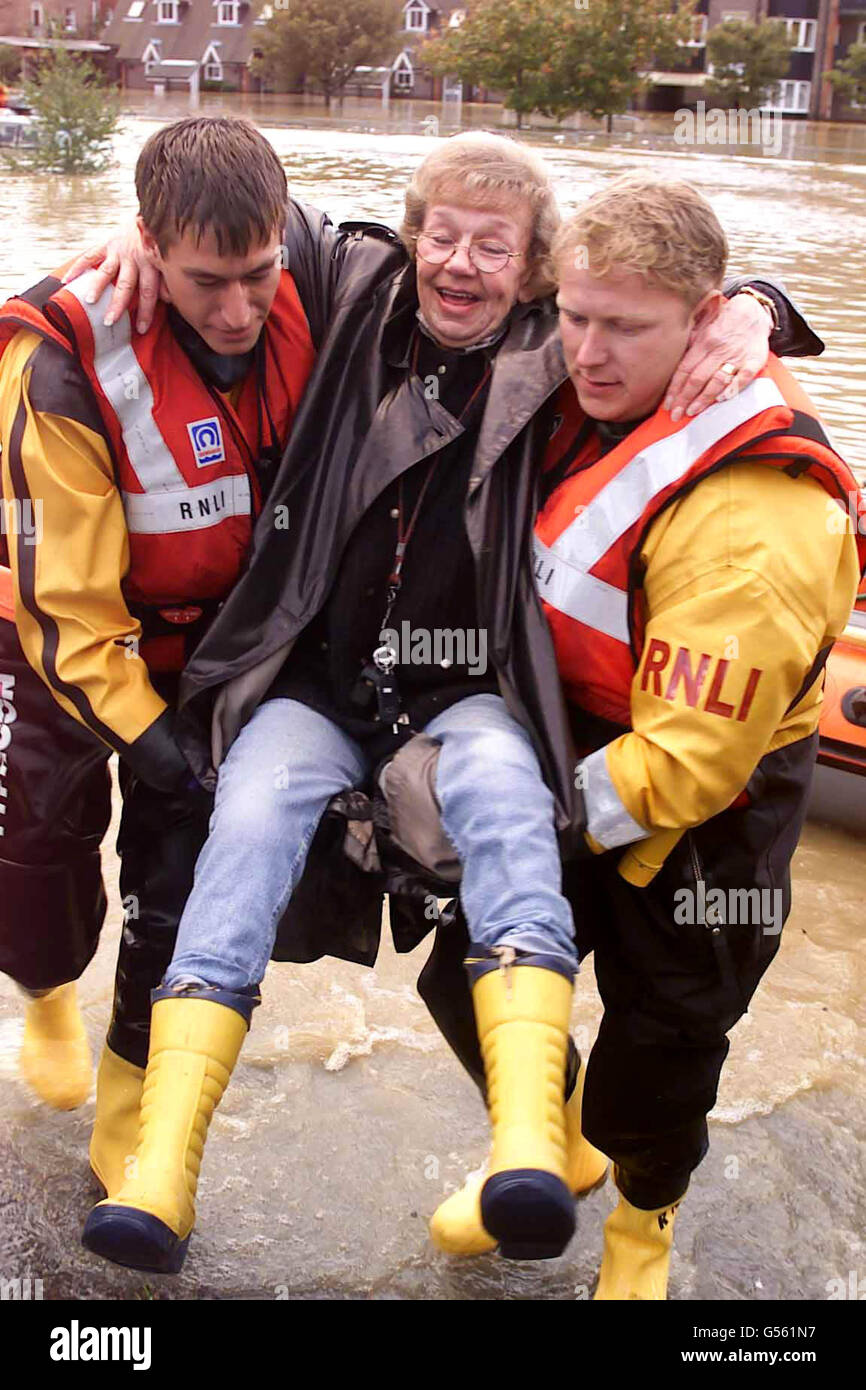 Frau Doreen Brett wird aus ihrem überfluteten Haus in Lewes, East Sussex, gerettet, nachdem über Nacht 14 cm Regen in der Gegend gefallen waren und der Fluss Ouse seine Ufer platzte. Die RNLI und andere Rettungsdienste brachten kleine aufblasbare Schlauchboote mit, um die Rettung zu unterstützen. Stockfoto