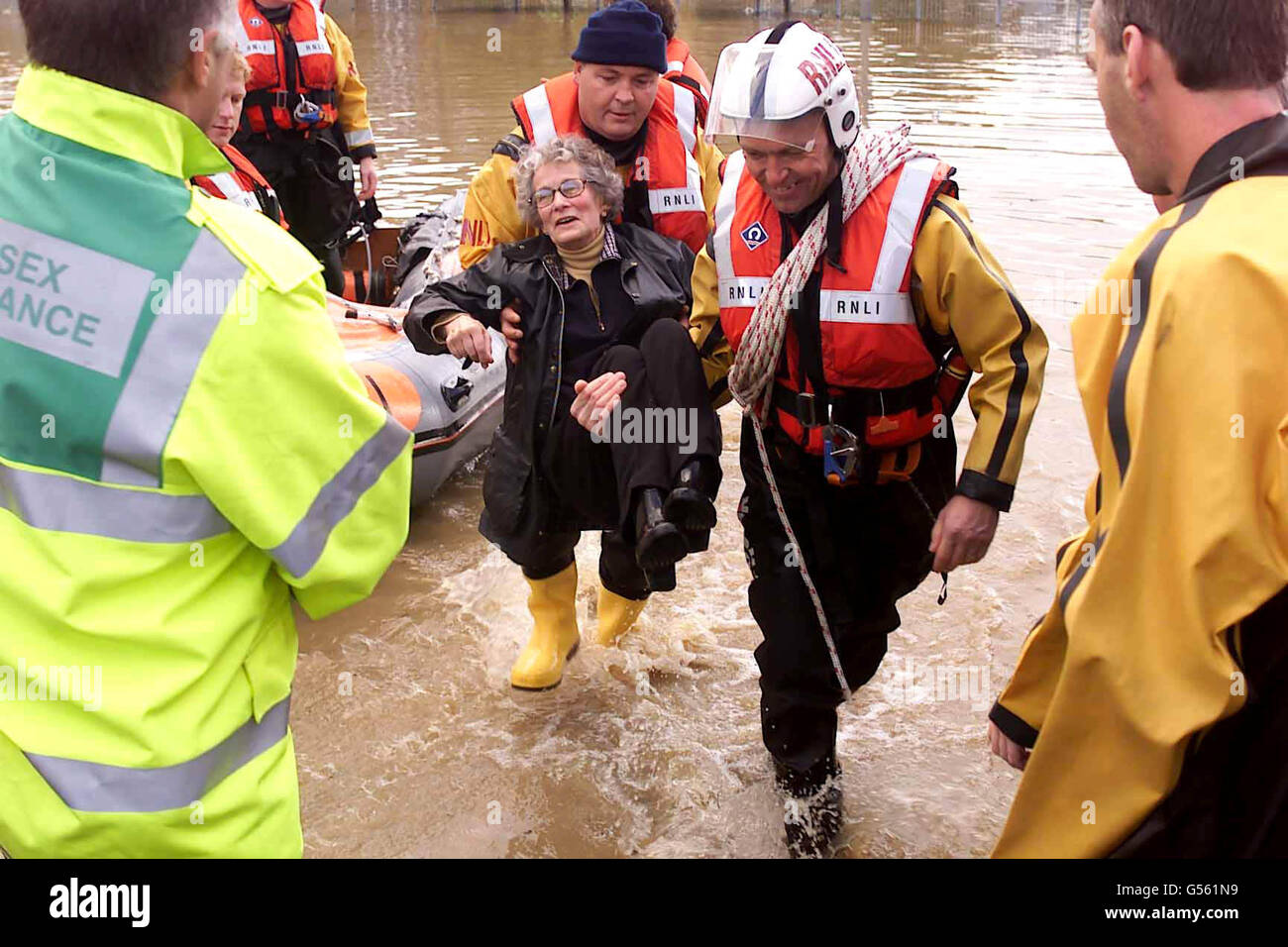 Eine Frau wird aus ihrem überfluteten Haus in Lewes, East Sussex, gerettet, nachdem über Nacht 14 cm Regen in der Gegend gefallen war und der Fluss Ouse seine Ufer platzte. Die RNLI und andere Rettungsdienste brachten kleine aufblasbare Schlauchboote mit, um die Rettung zu unterstützen. Stockfoto